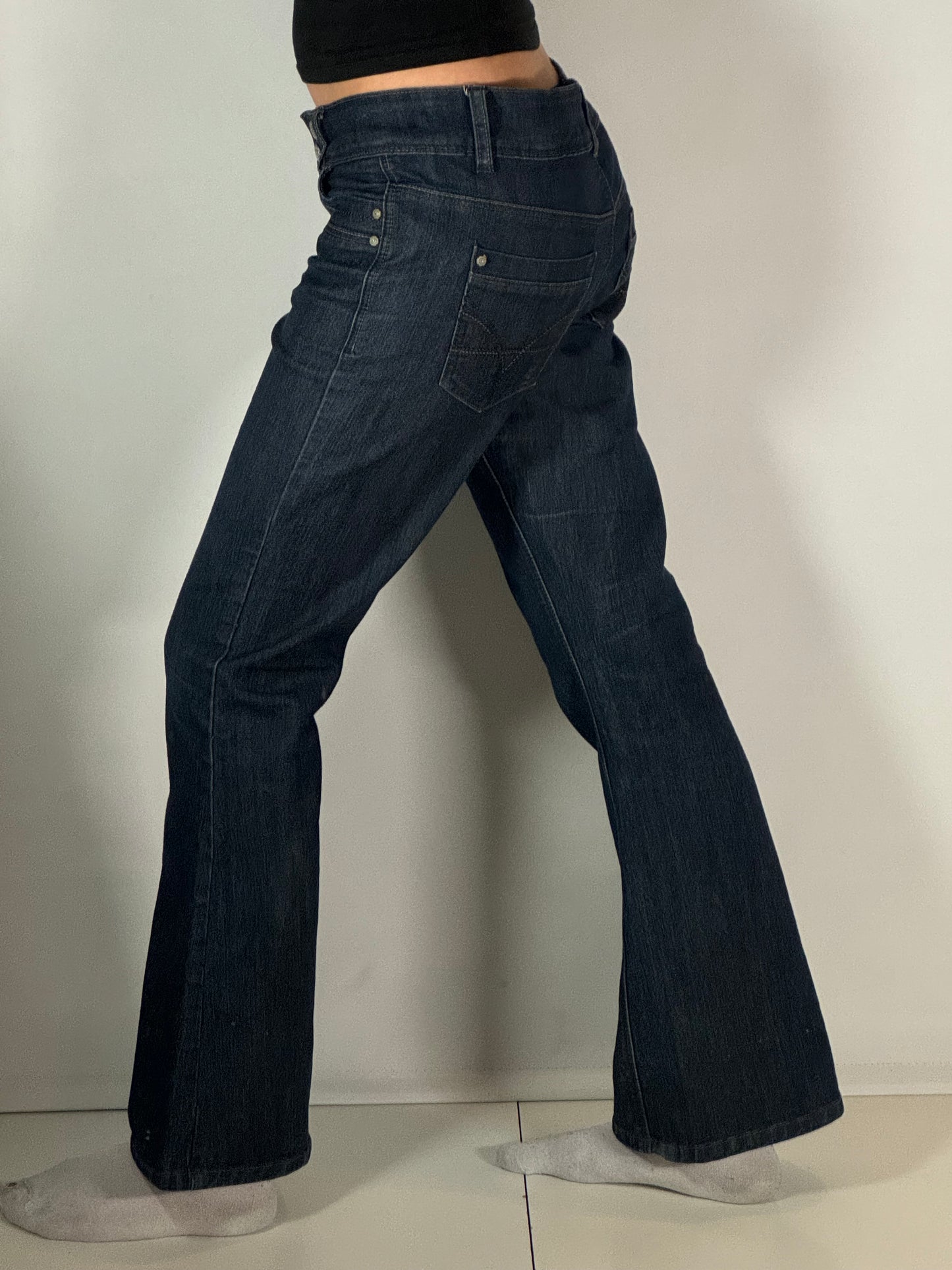 Utsvängda jeans stl: M
