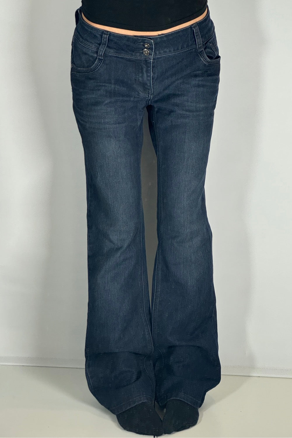 Utsvängda jeans stl: M