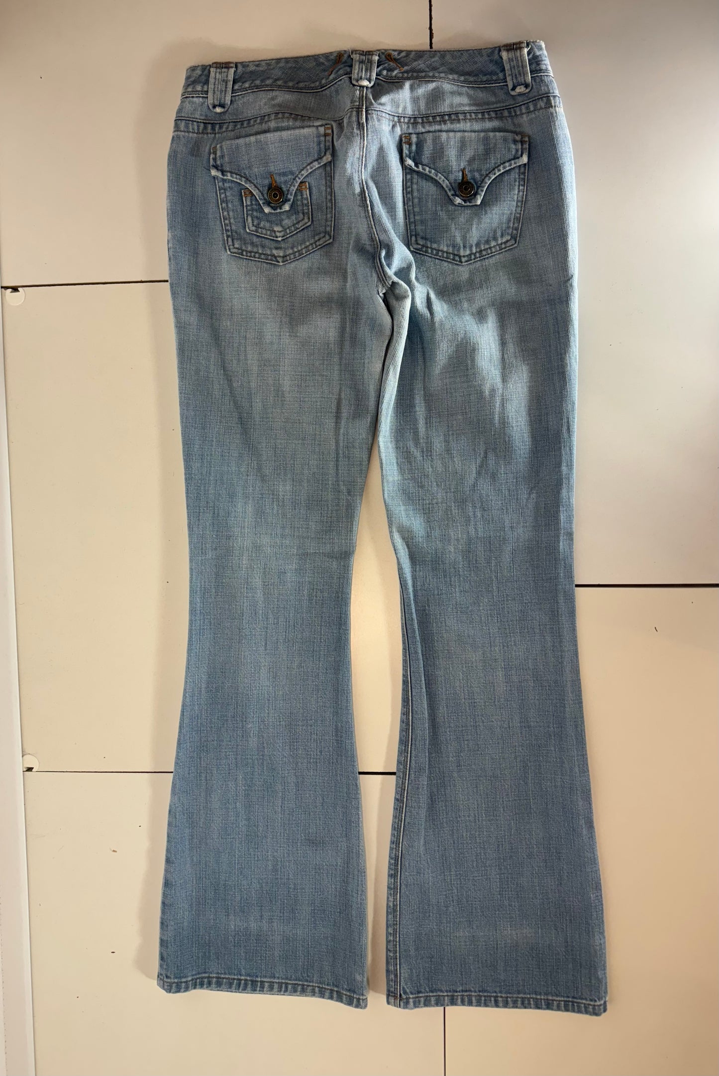 Utsvängda jeans–stl: M