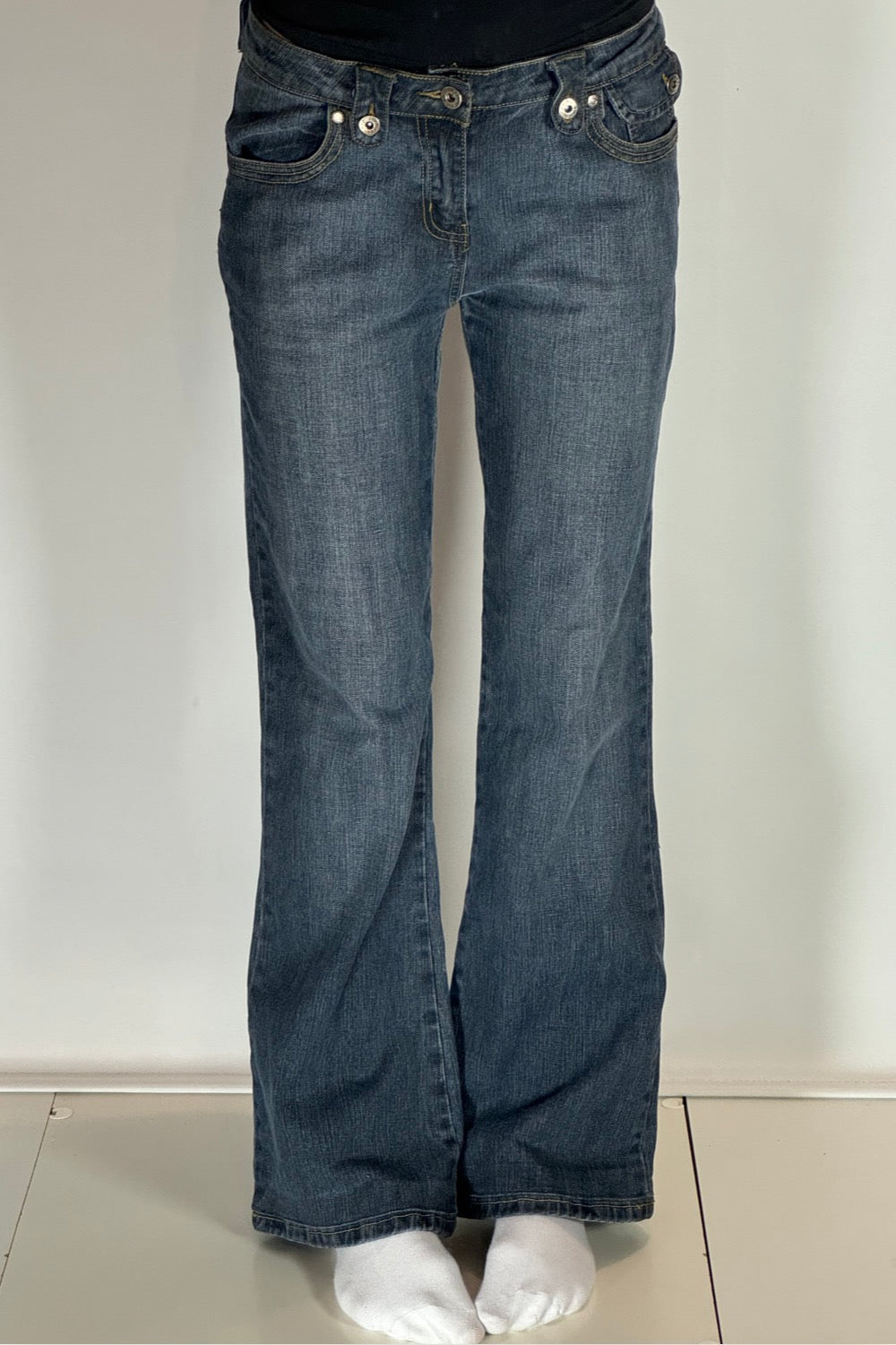 Utsvängda jeans stl: M