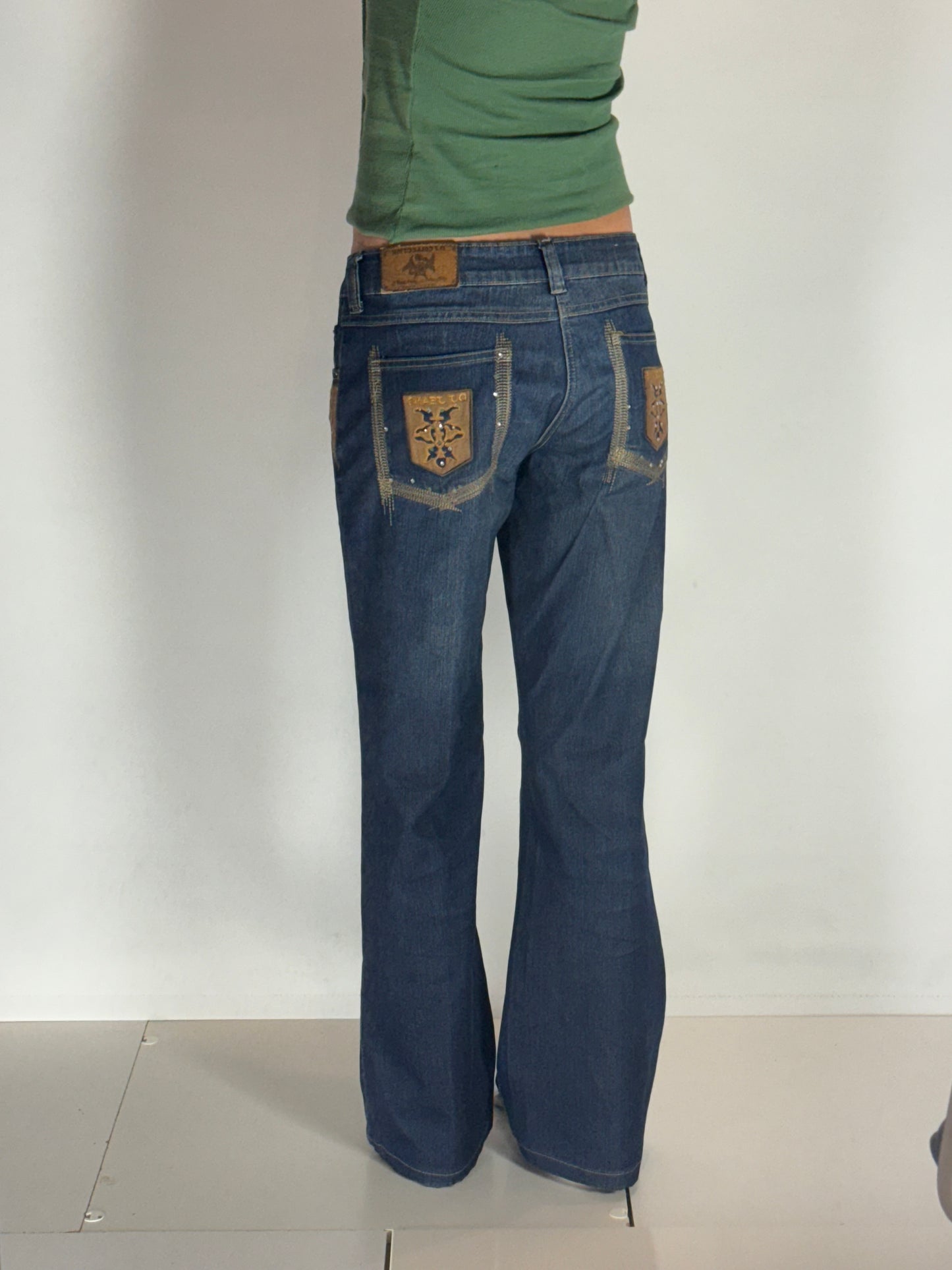 Utsvängda jeans–stl: M