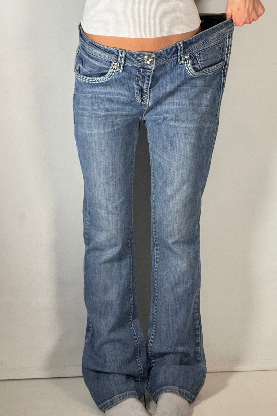 Utsvängda jeans stl: M