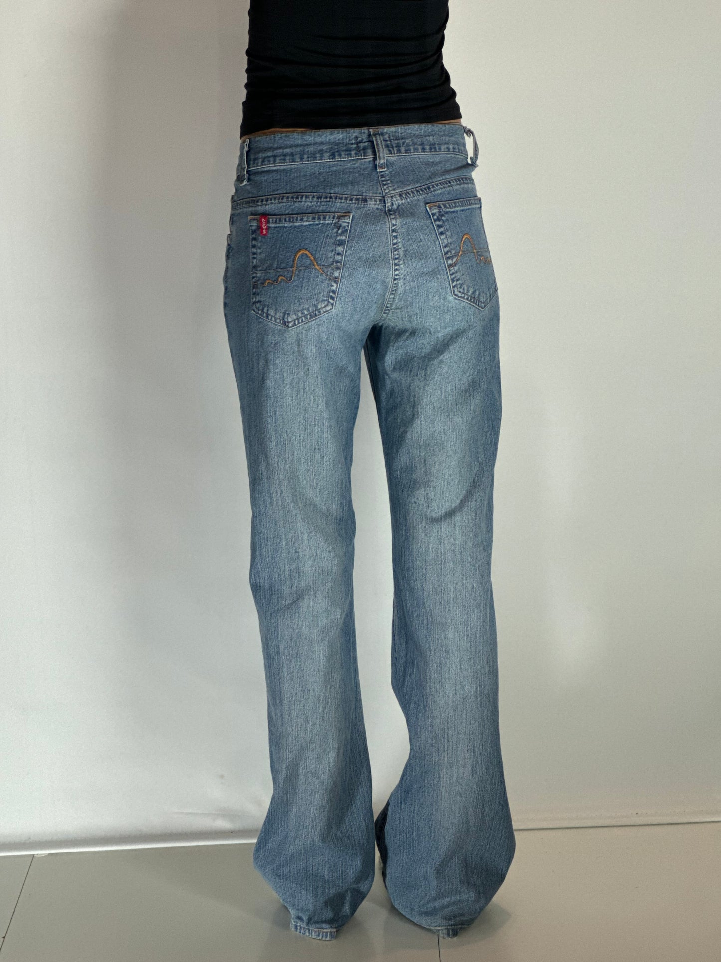 Utsvängda jeans stl: S