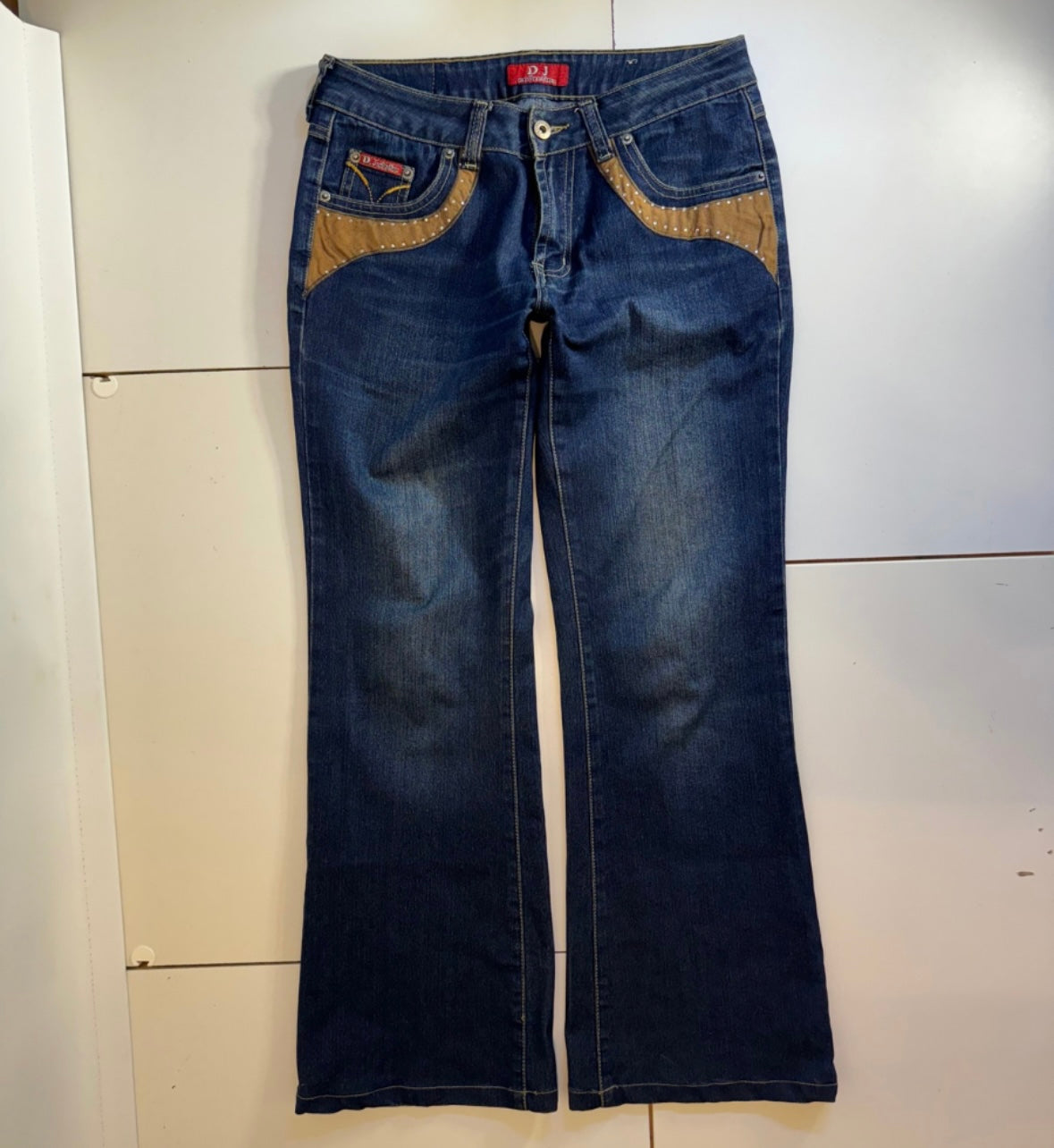 Utsvängda jeans–stl: M