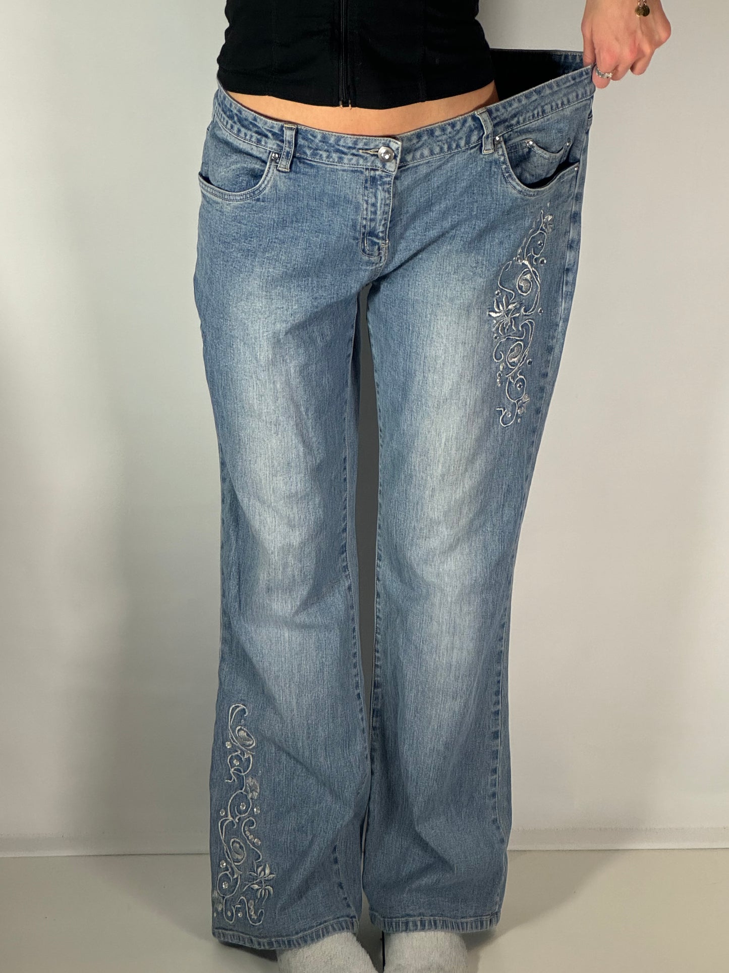 Utsvängda jeans stl: L