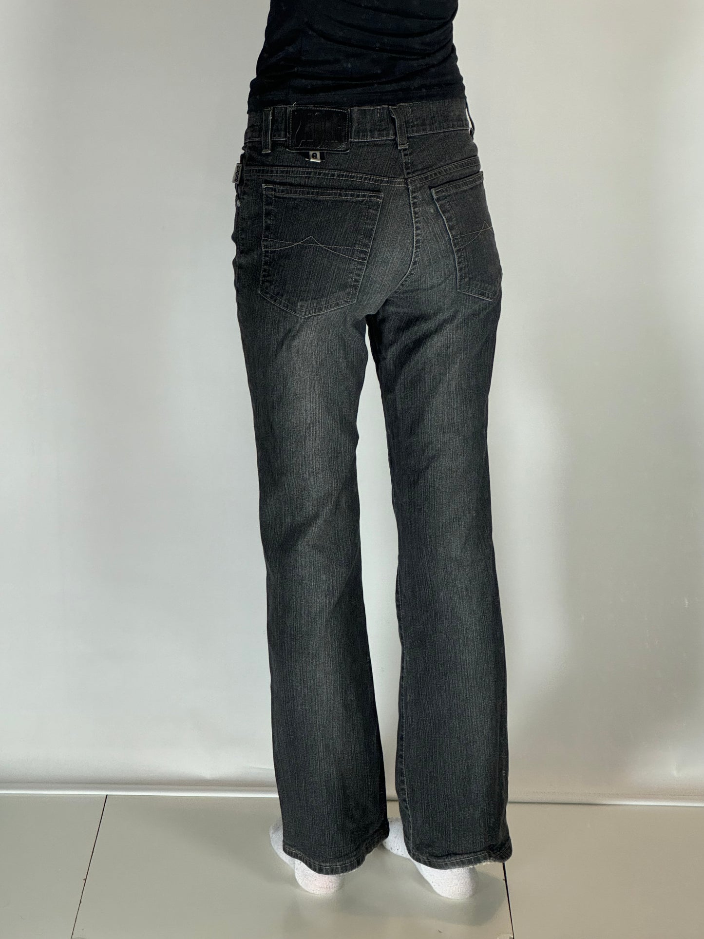 Utsvängda jeans stl: S