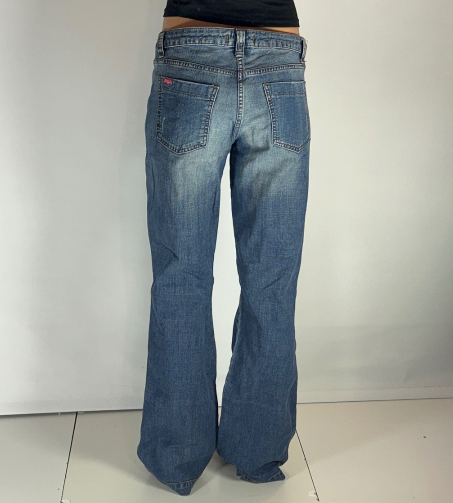 Utsvängda jeans–stl: M