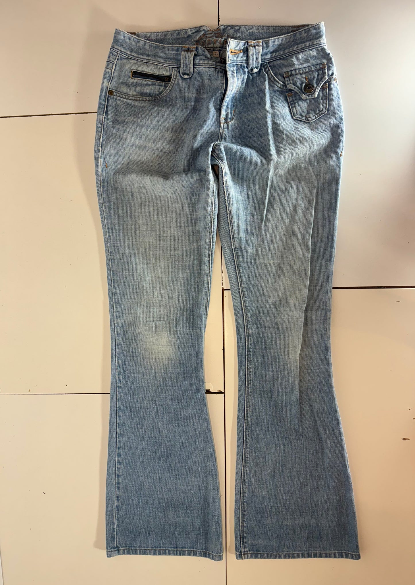 Utsvängda jeans–stl: M
