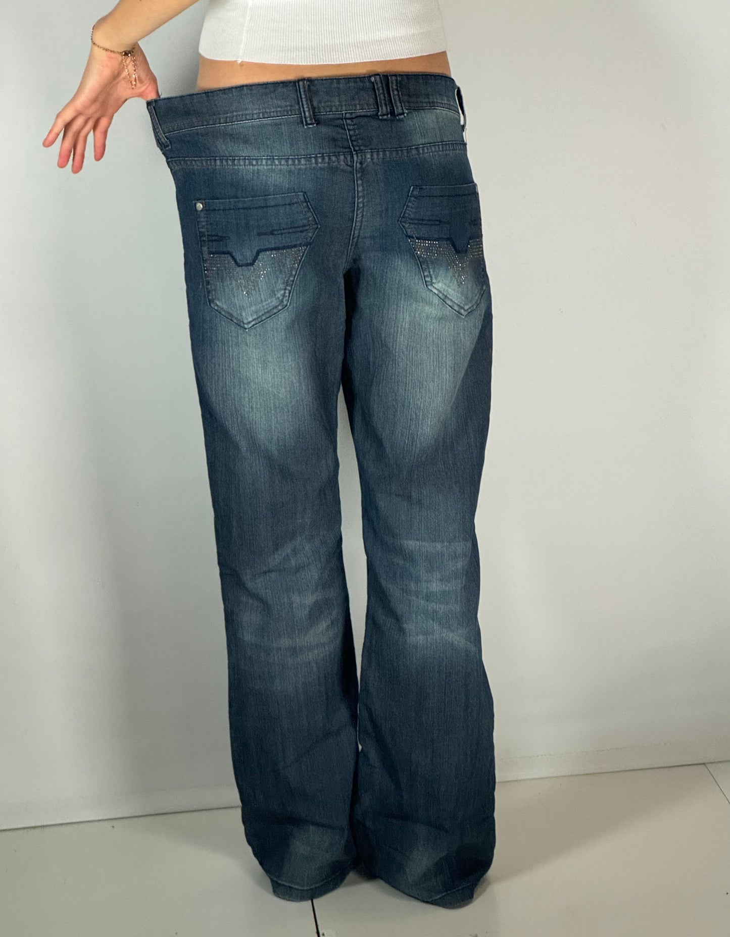 Utsvängda jeans stl: M