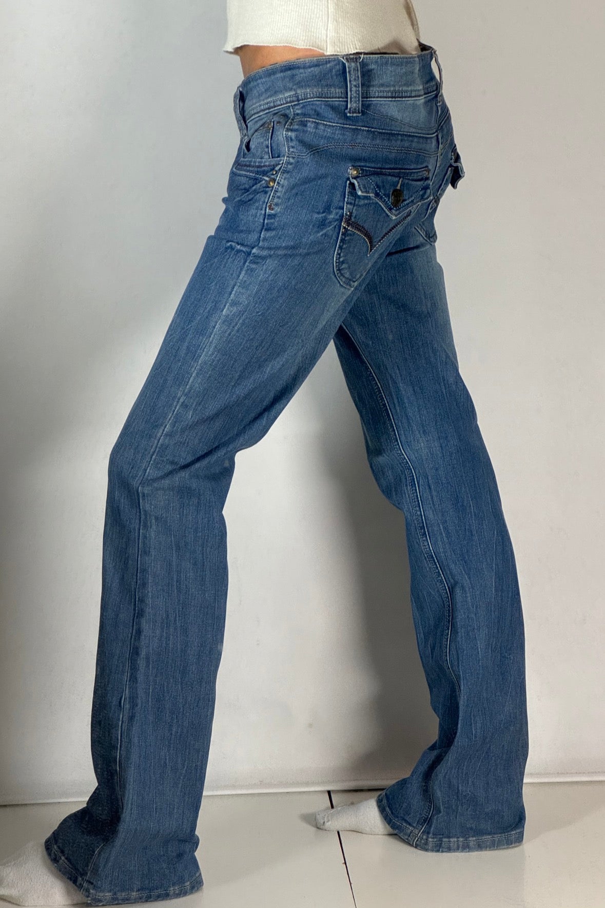 Utsvängda jeans stl: M