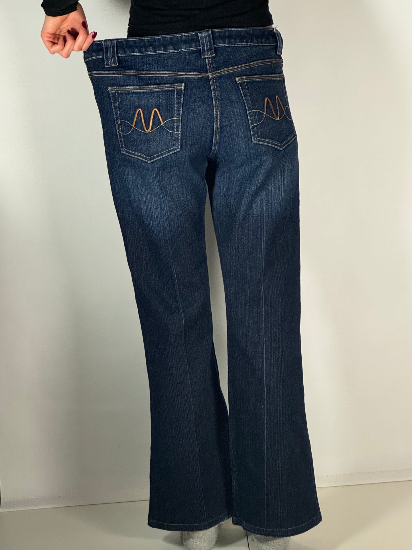 Utsvängda jeans stl: L