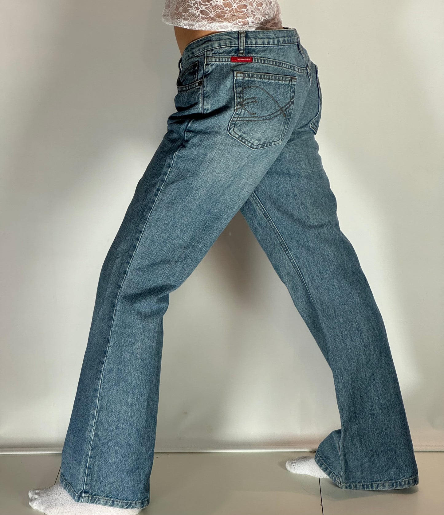 Utsvängda jeans stl: M