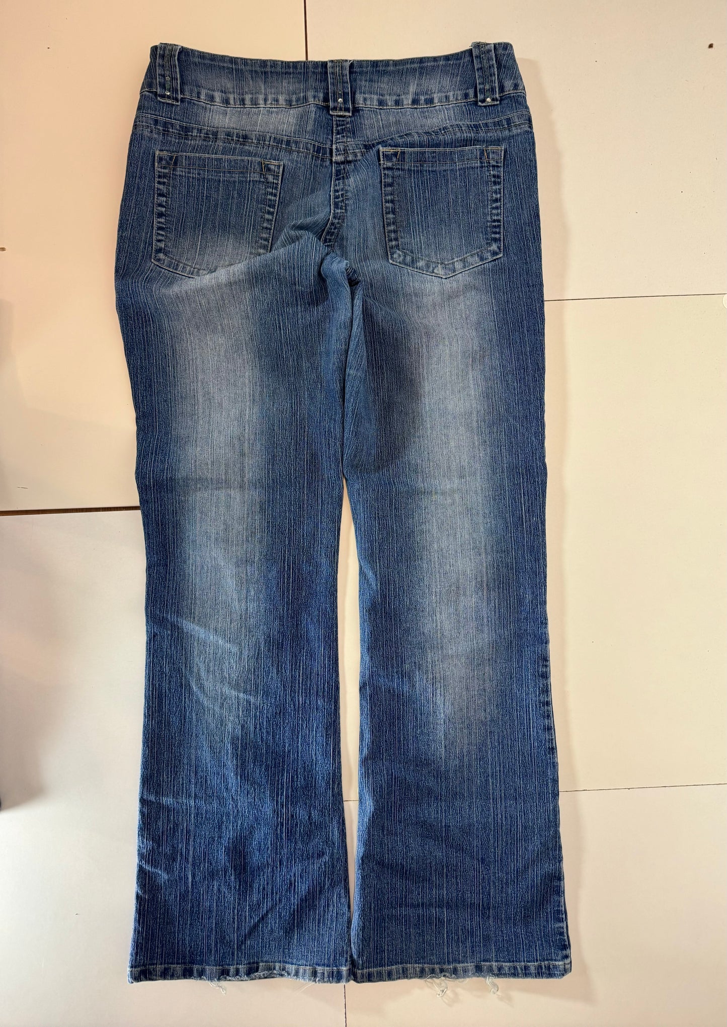 Utsvängda jeans stl: L