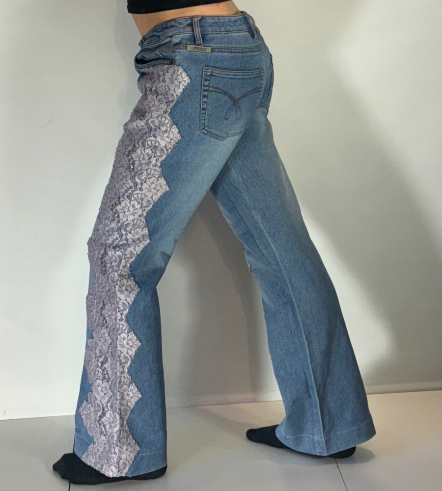 Utsvängda jeans stl: M