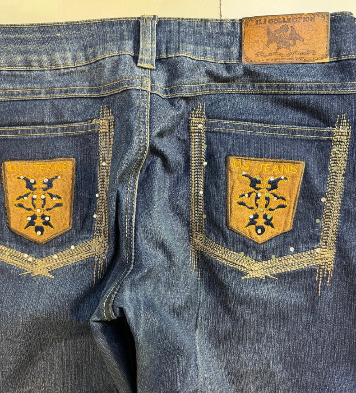 Utsvängda jeans–stl: M