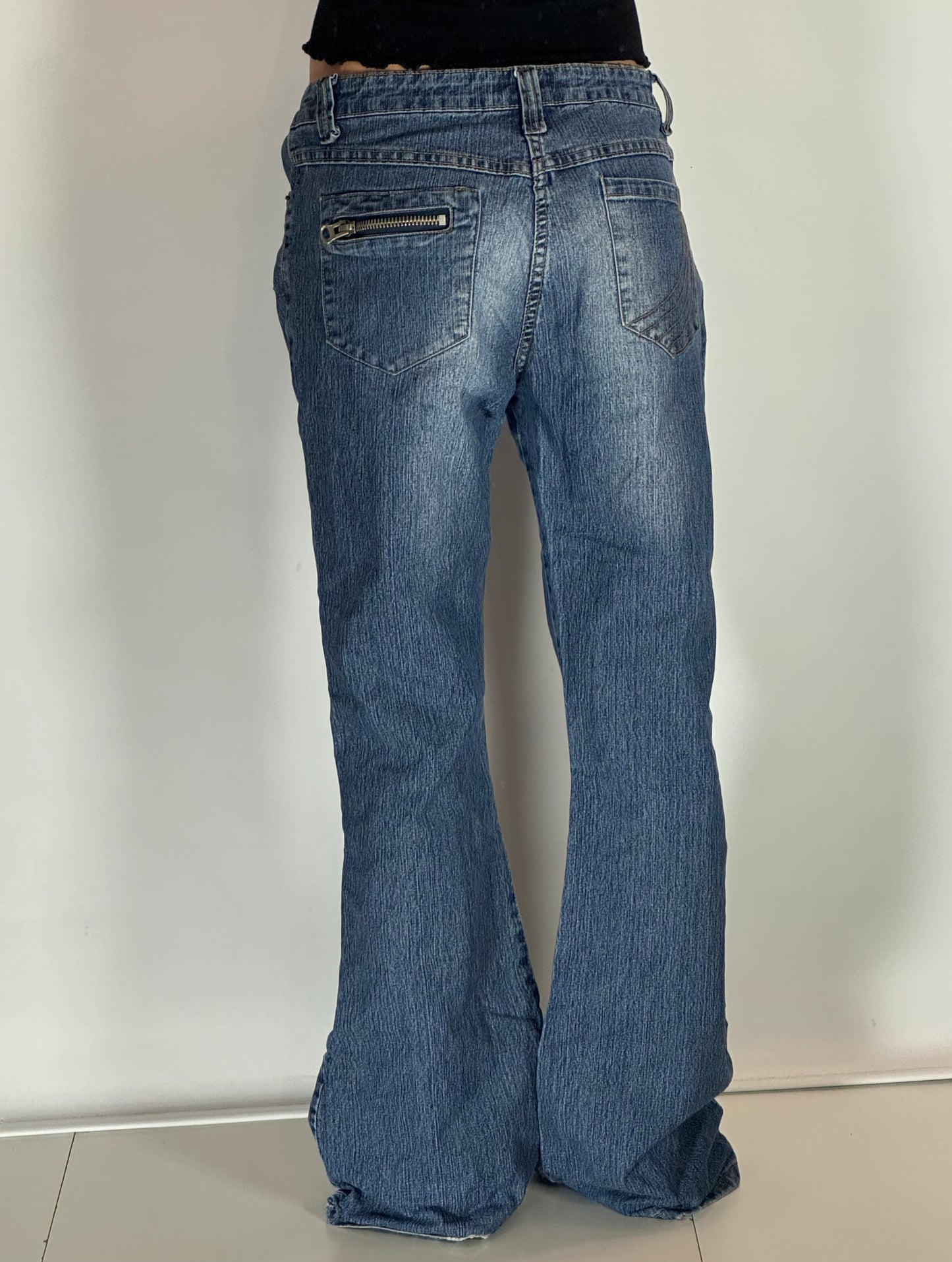 Utsvängda jeans stl: M