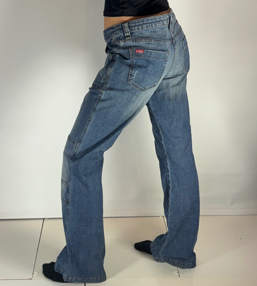 Utsvängda jeans–stl: M