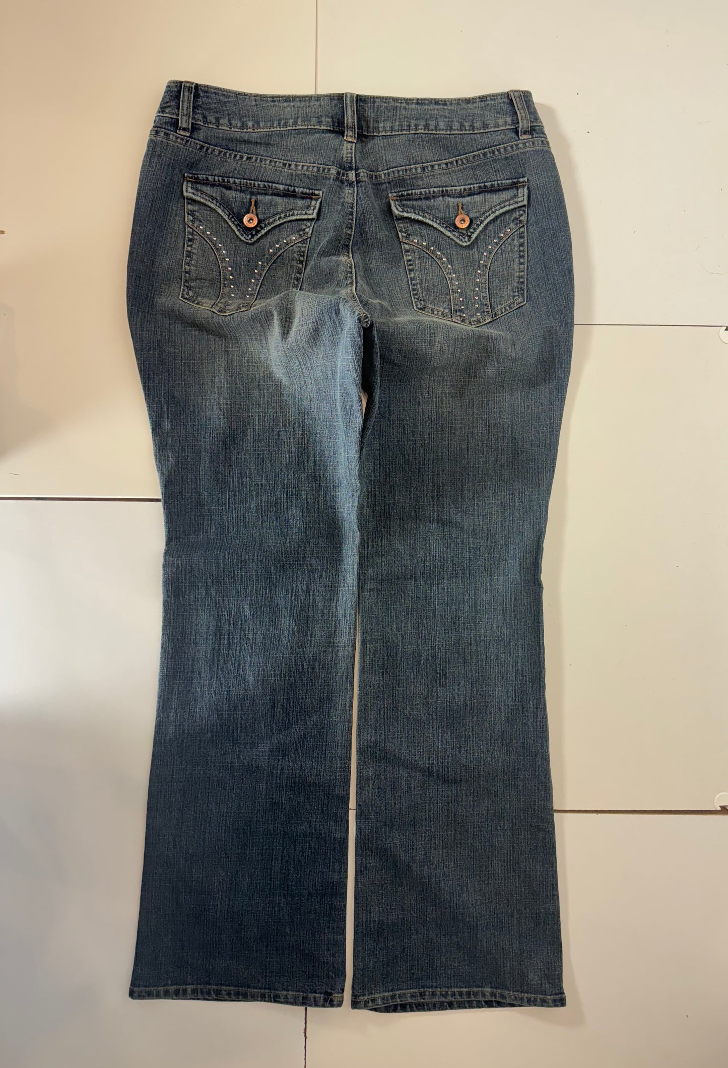 Utsvängda jeans–stl: L