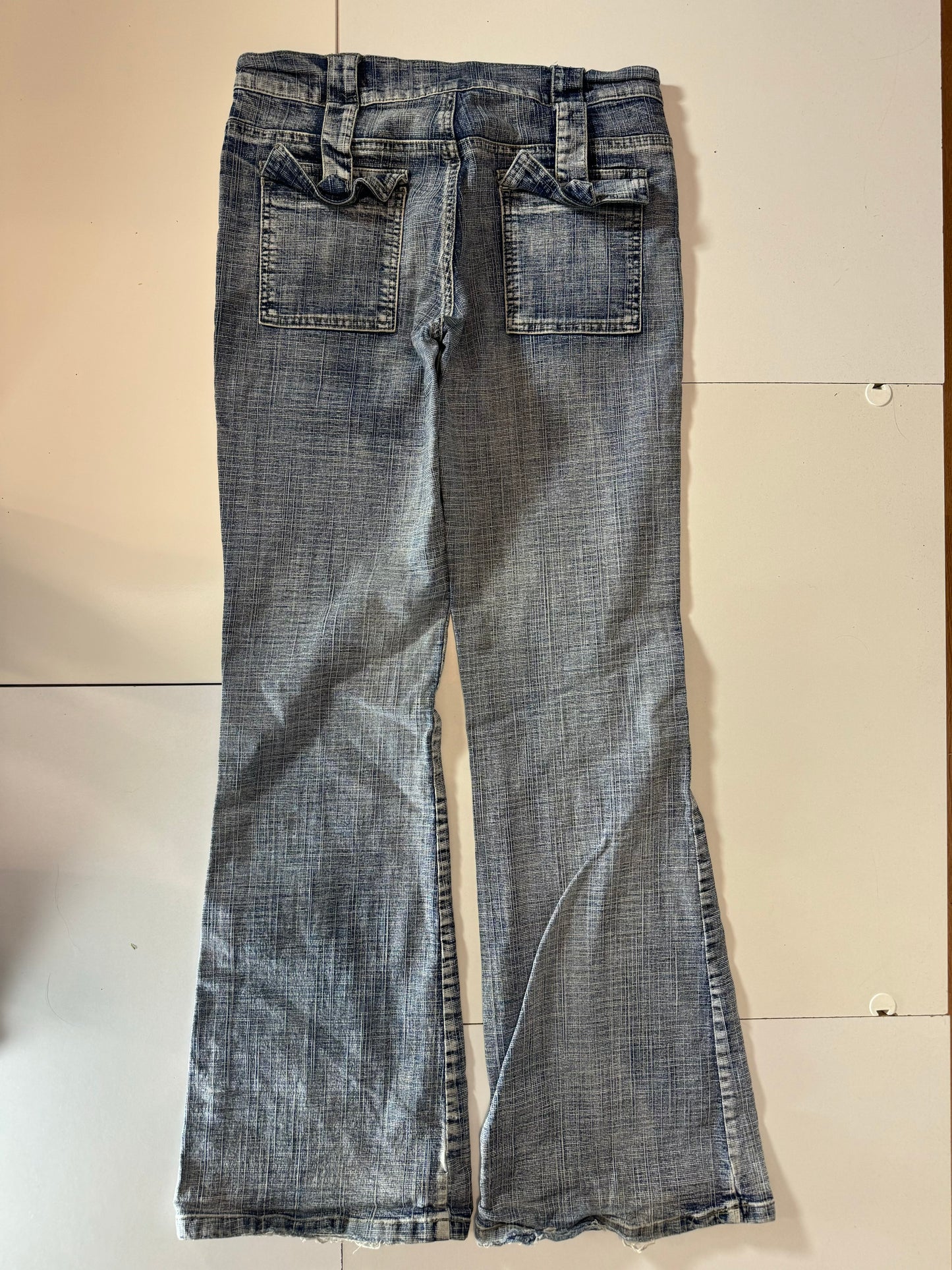 Utsvängda jeans–stl: S
