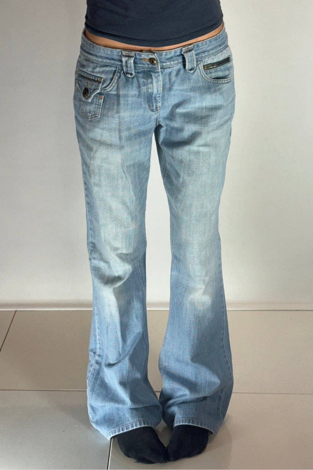 Utsvängda jeans–stl: M