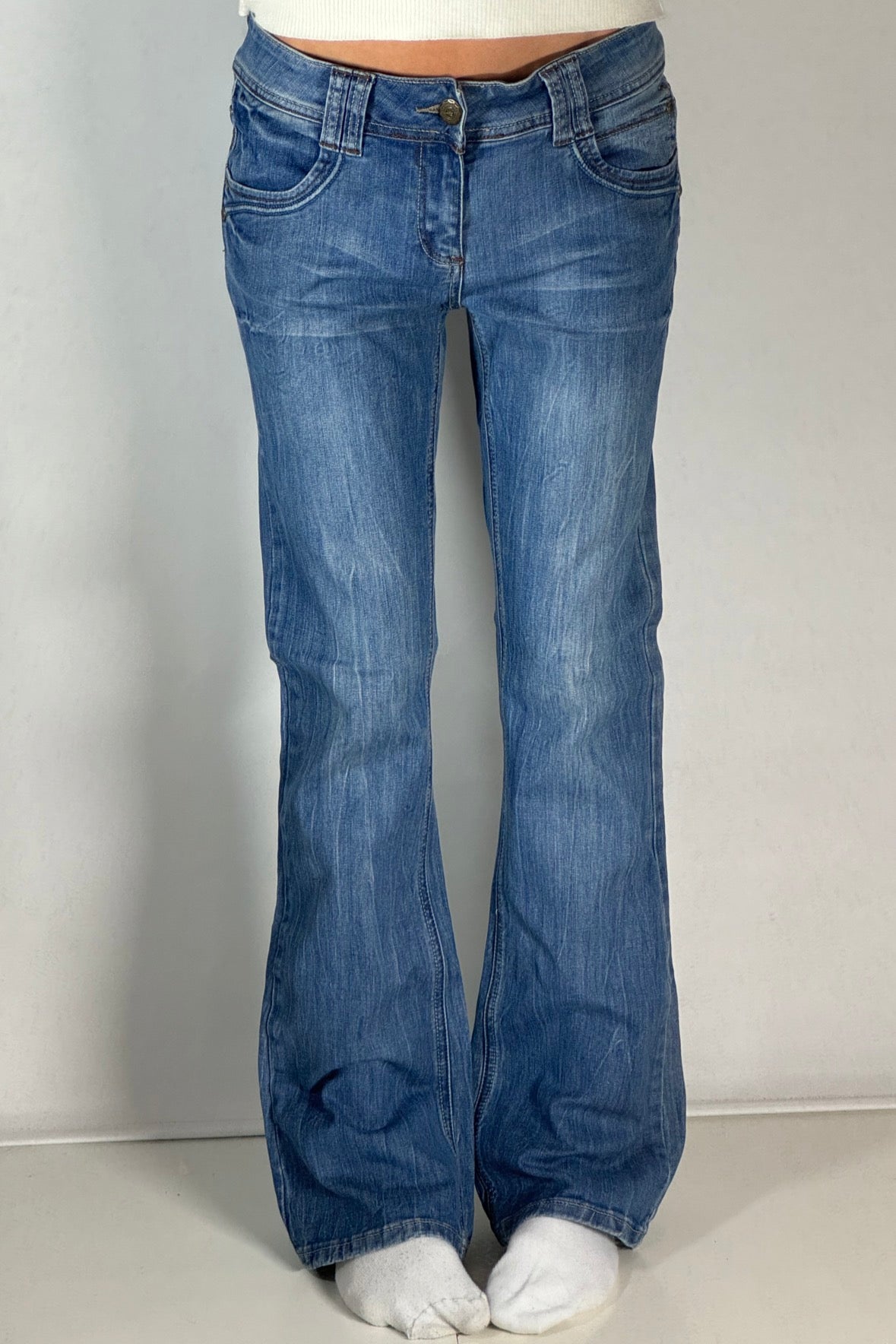 Utsvängda jeans stl: M