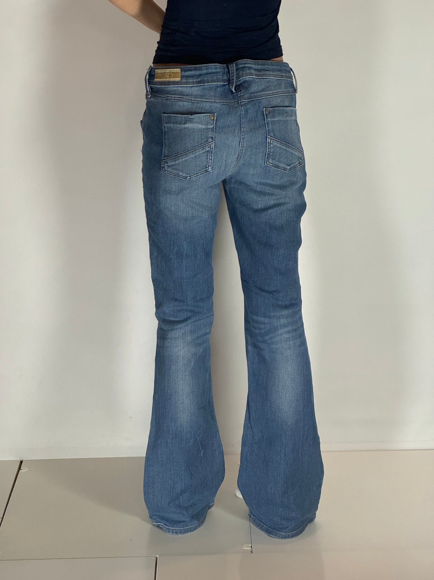 Utsvängda jeans stl: M