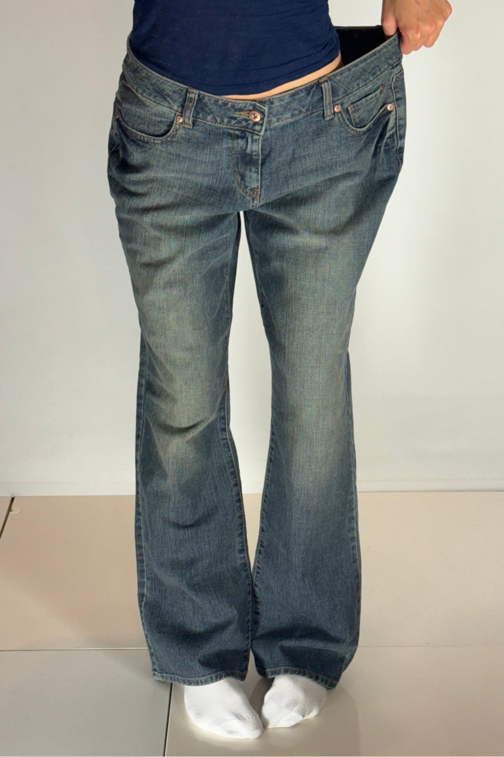 Utsvängda jeans–stl: L