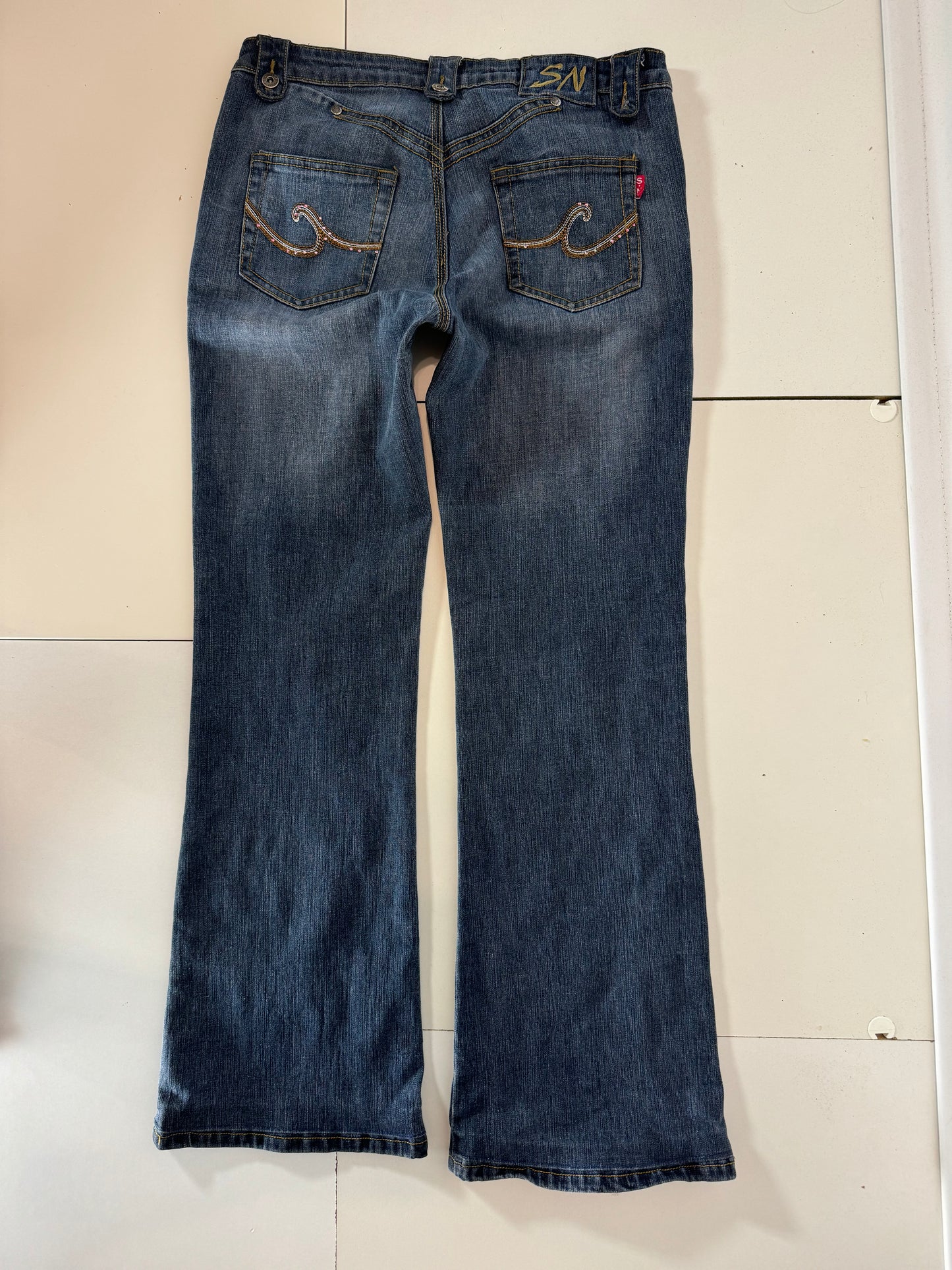Utsvängda jeans stl: M