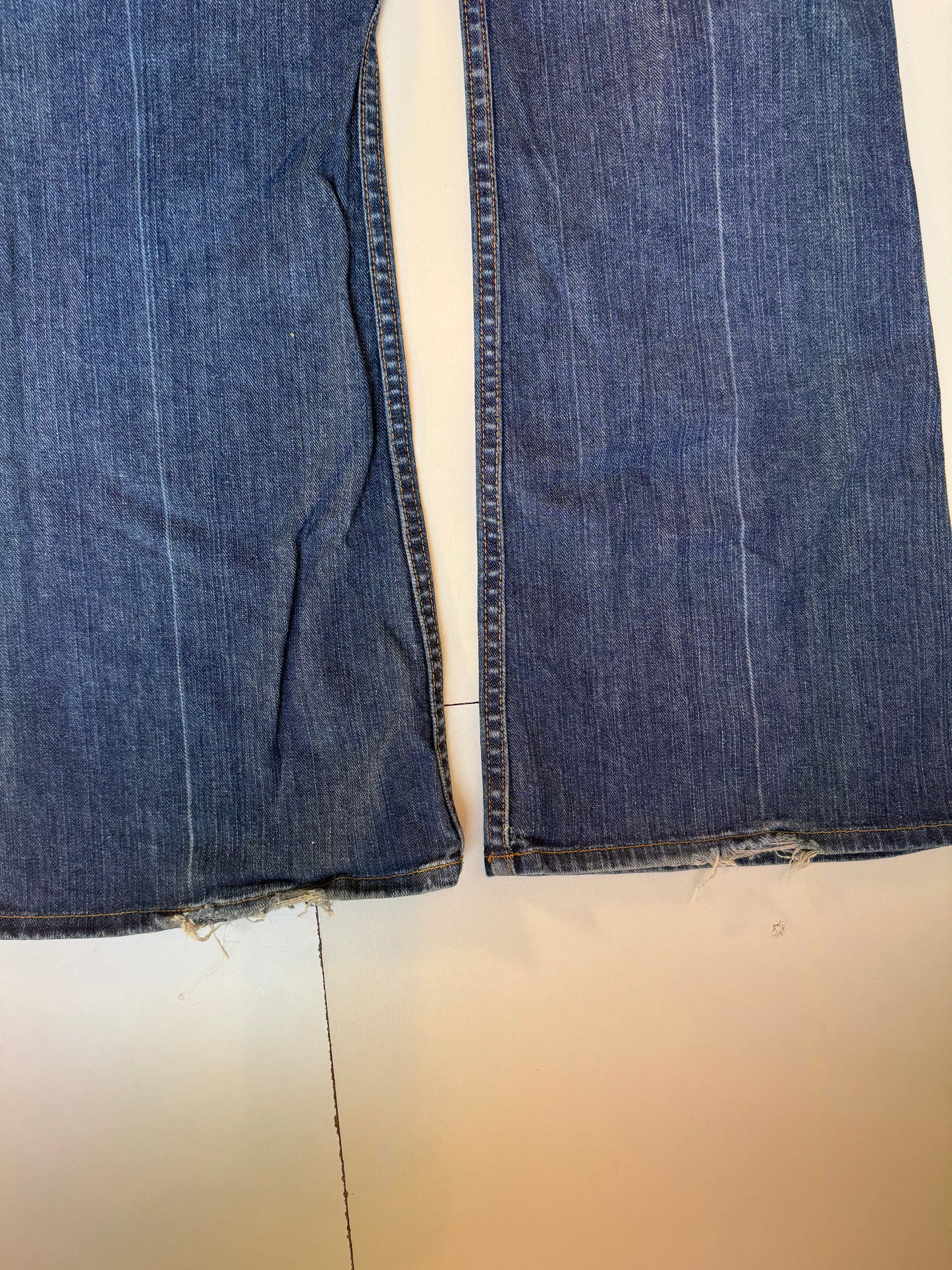 Utsvängda jeans stl: L