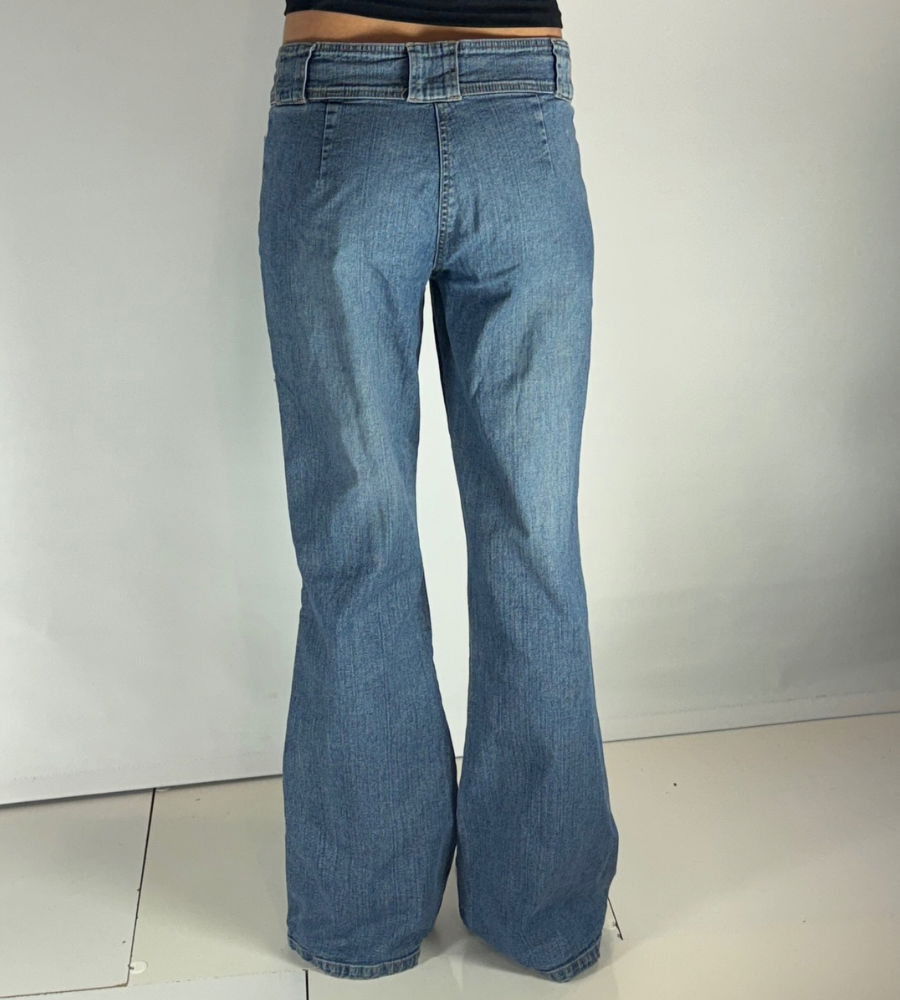 Utsvängda jeans stl: M