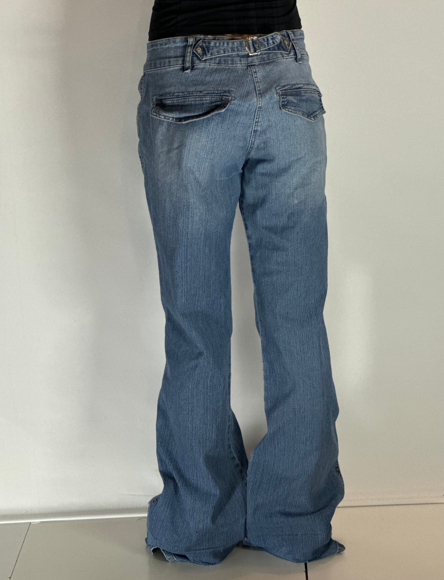Utsvängda jeans stl: M
