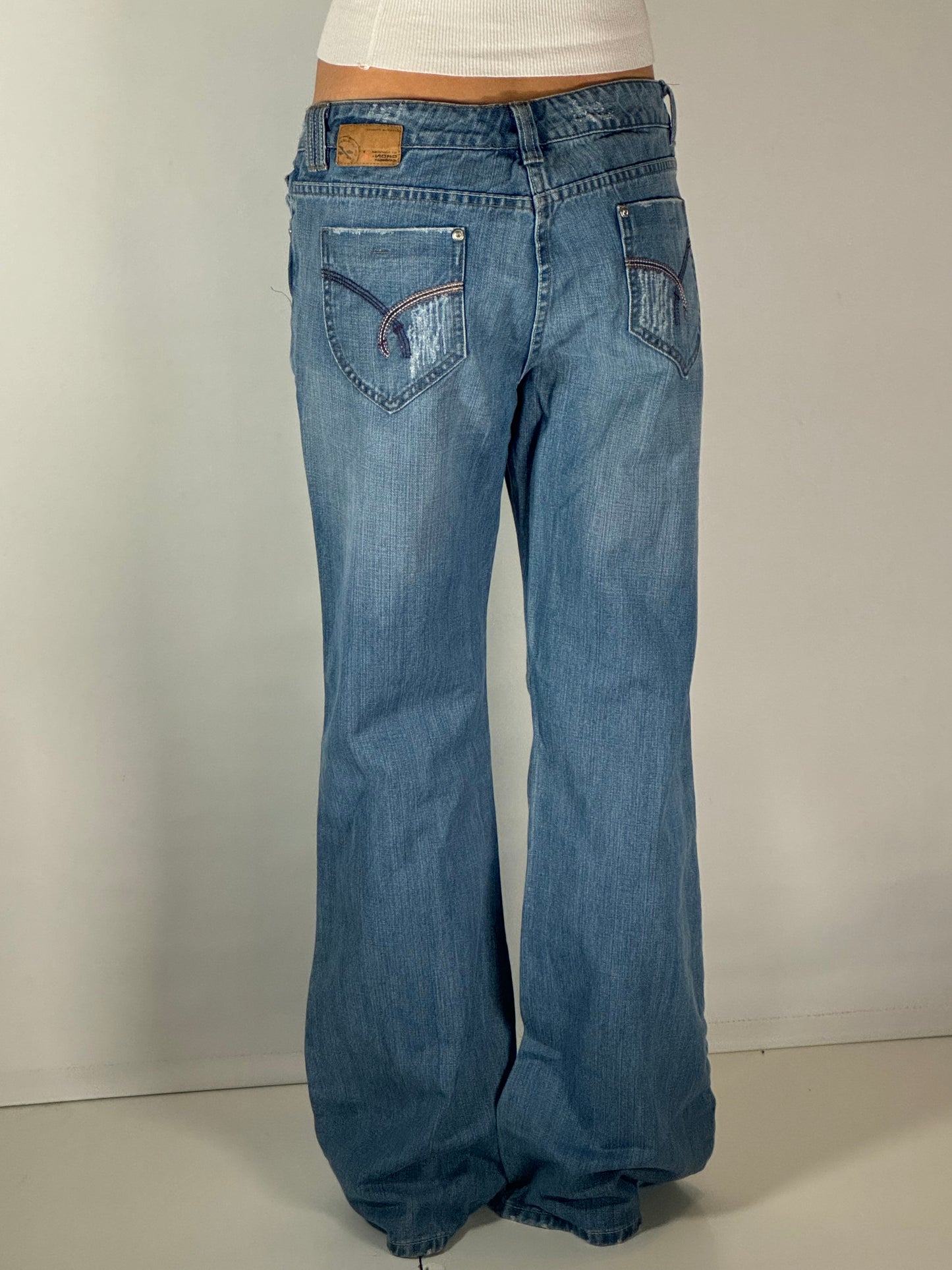 Utsvängda jeans stl: M