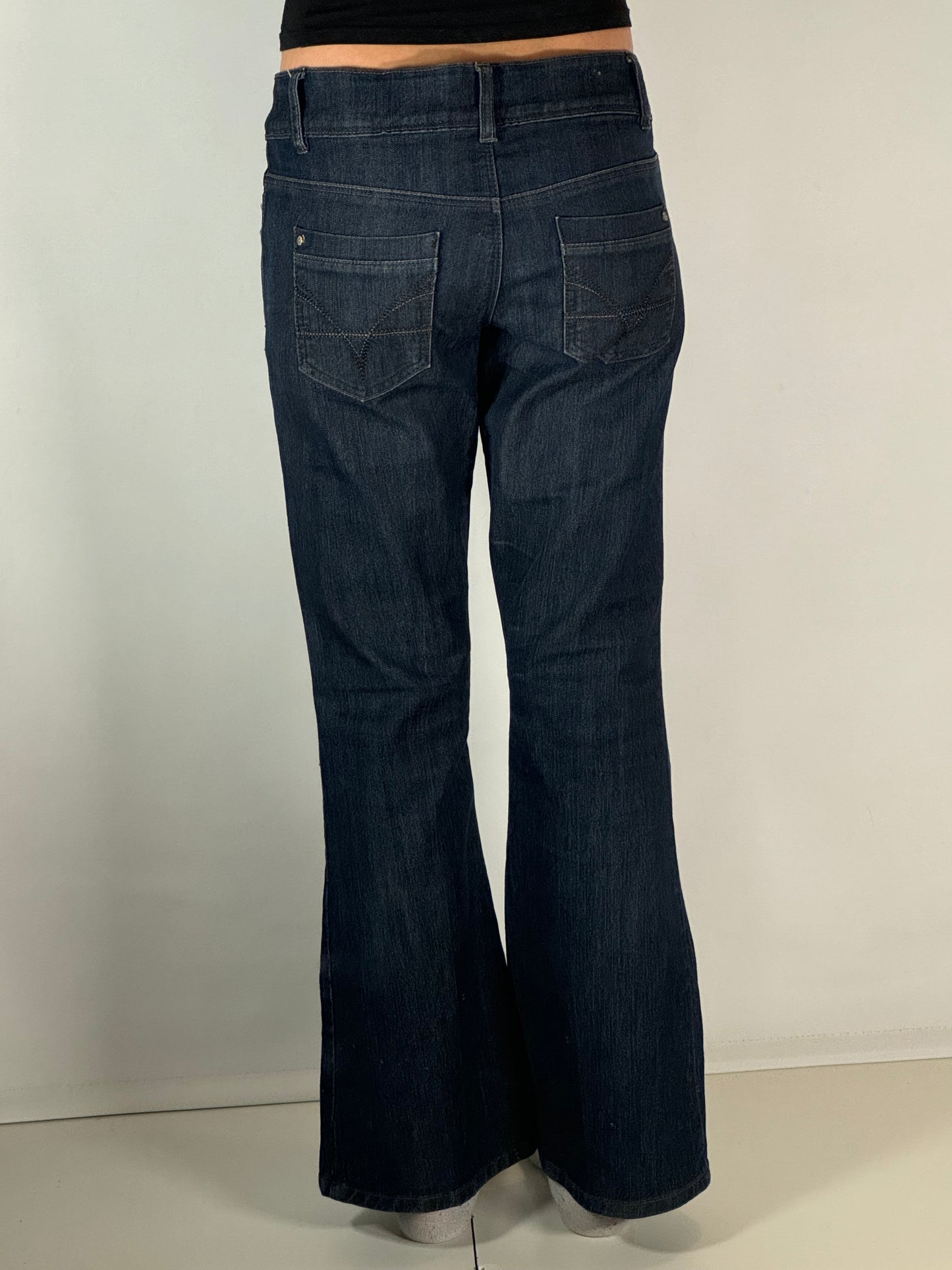 Utsvängda jeans stl: M