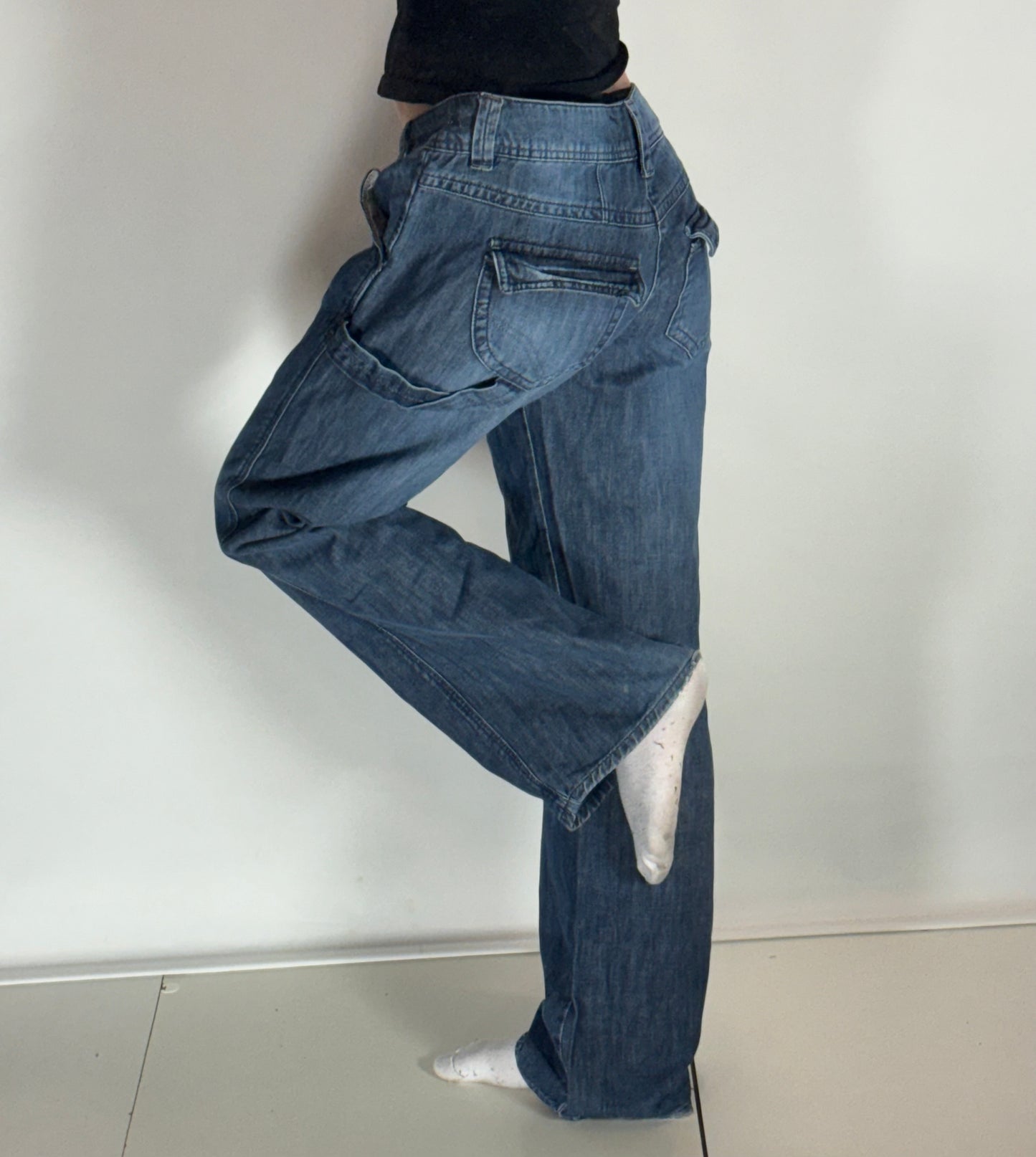 Utsvängda jeans–stl: M