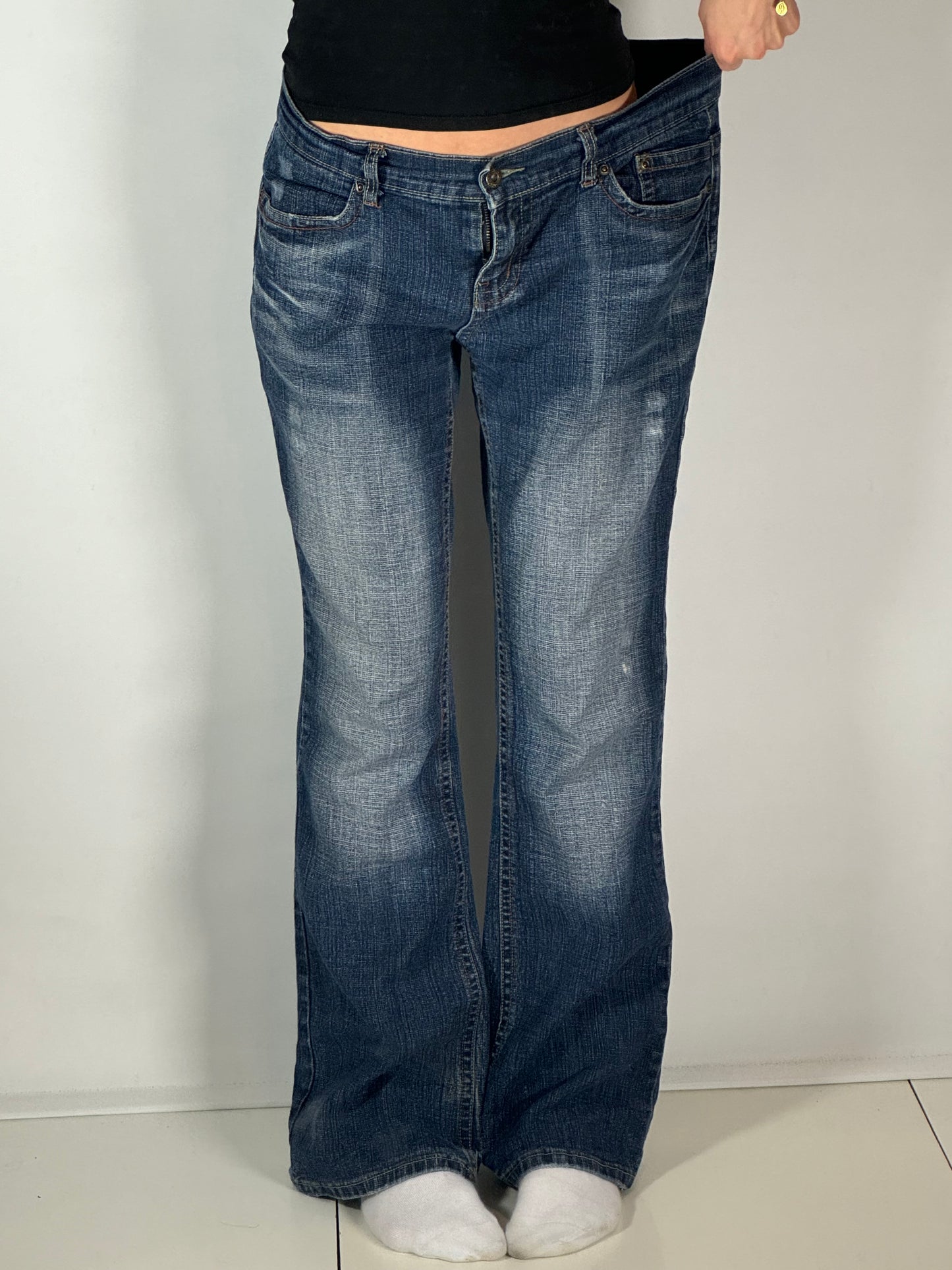 Utsvängda jeans stl: L