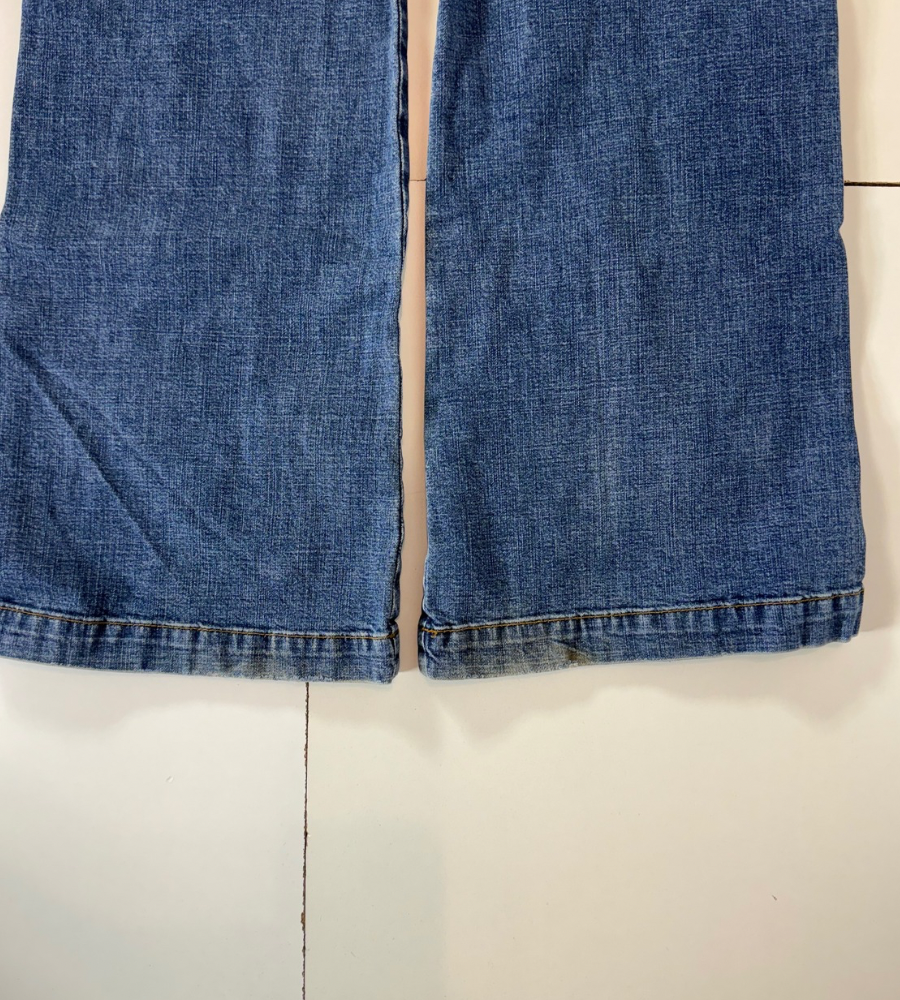 Utsvängda jeans–stl: M