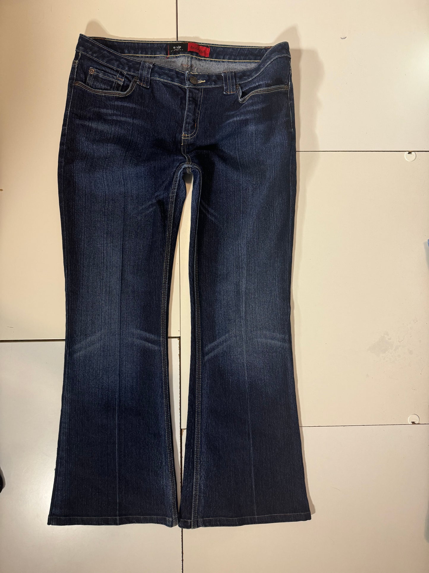 Utsvängda jeans stl: L