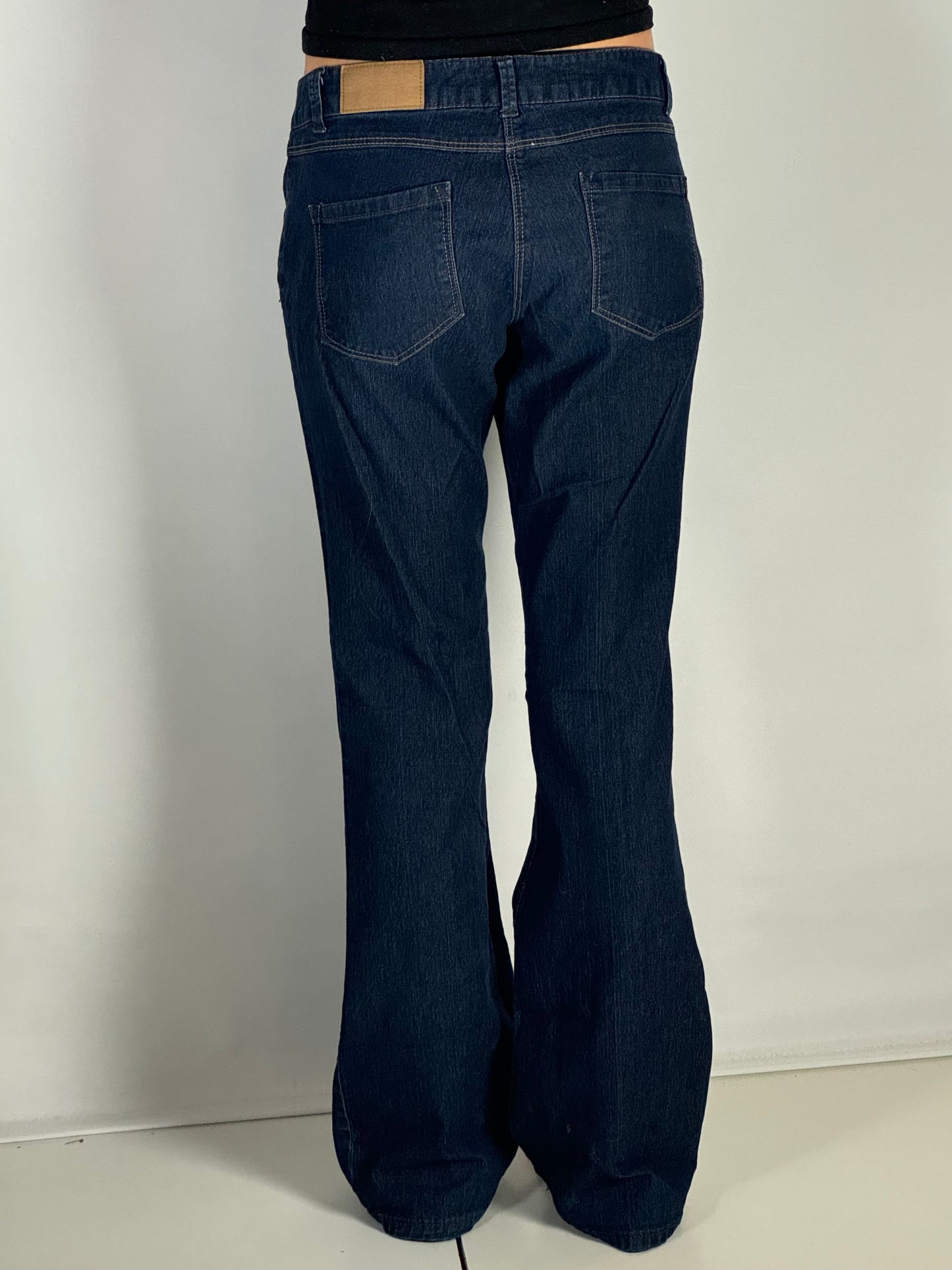 Utsvängda jeans stl: M