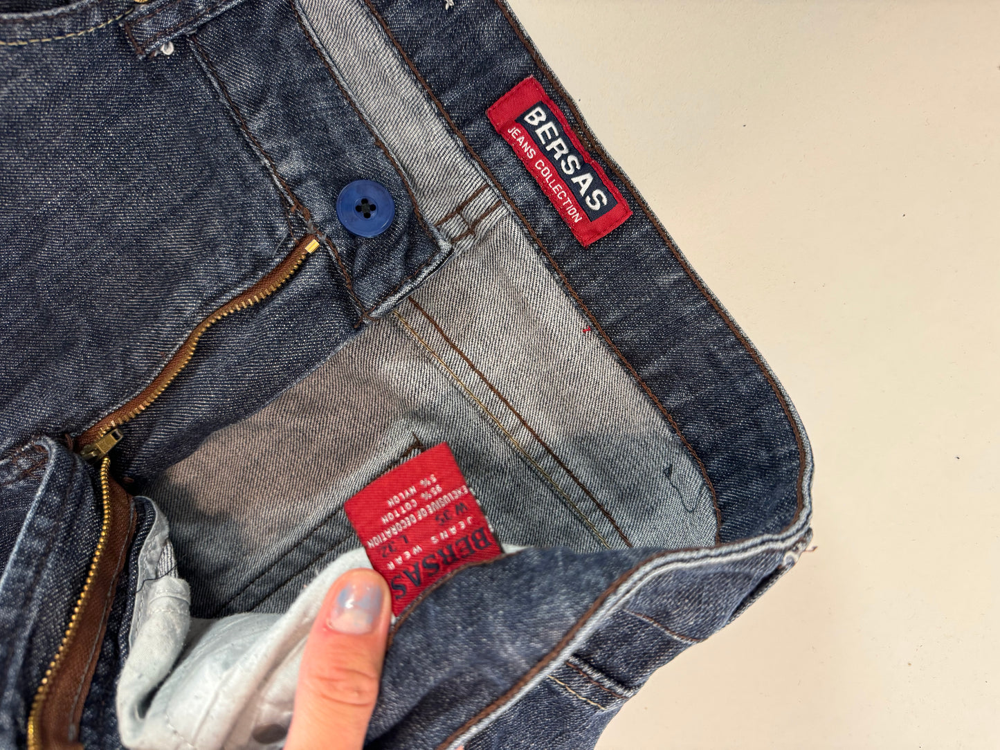 Utsvängda jeans–stl: L