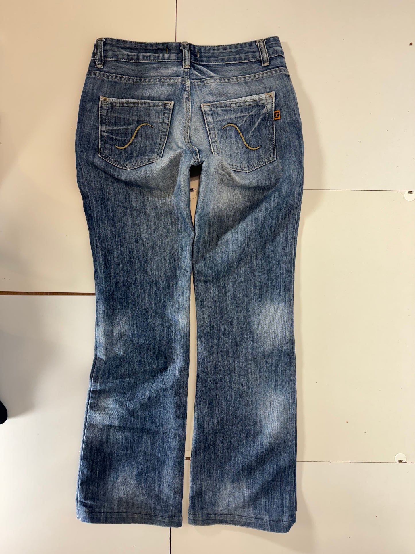 Utsvängda jeans stl: S