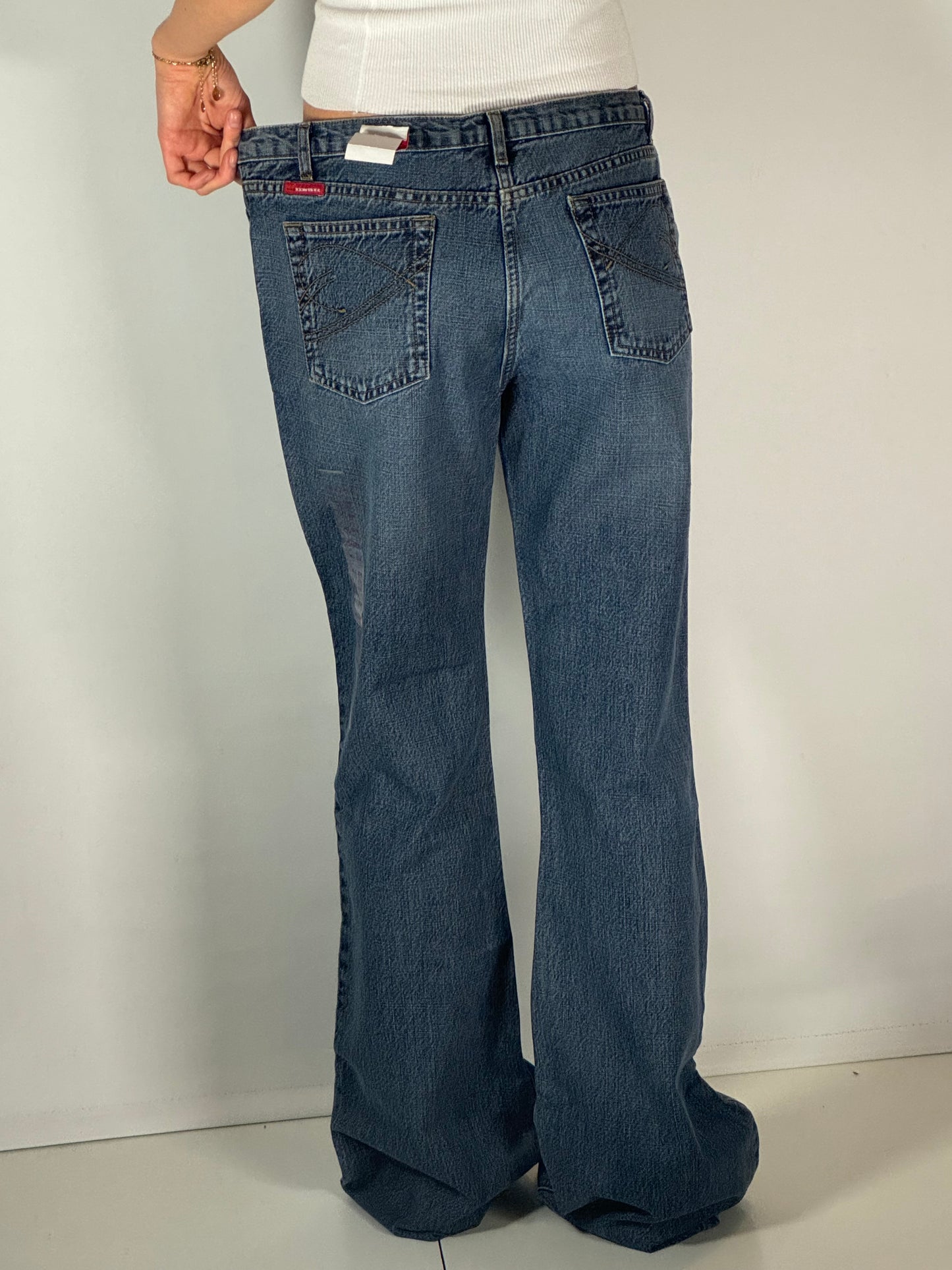 Utsvängda jeans stl: M