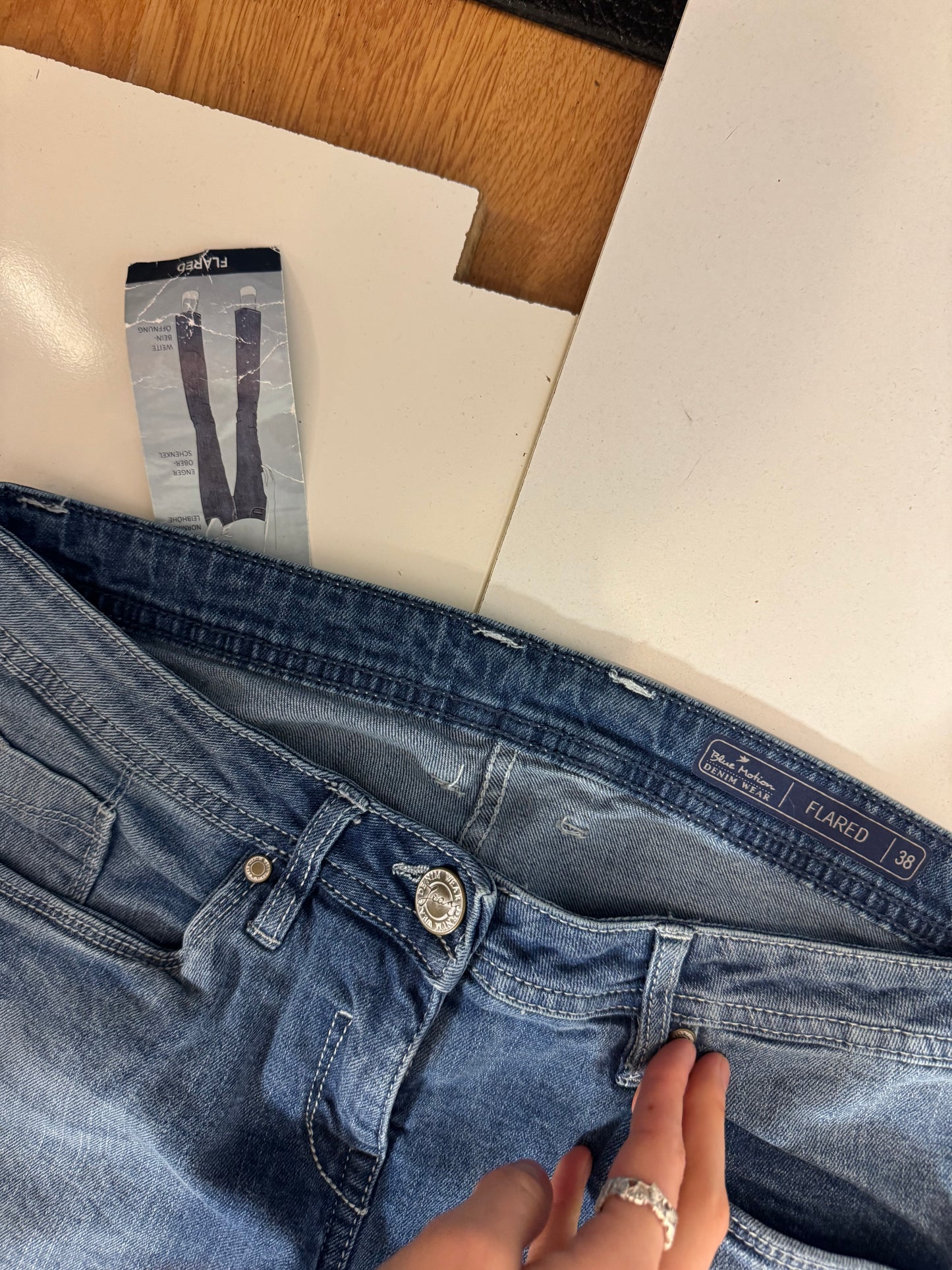 Utsvängda jeans stl: S/M