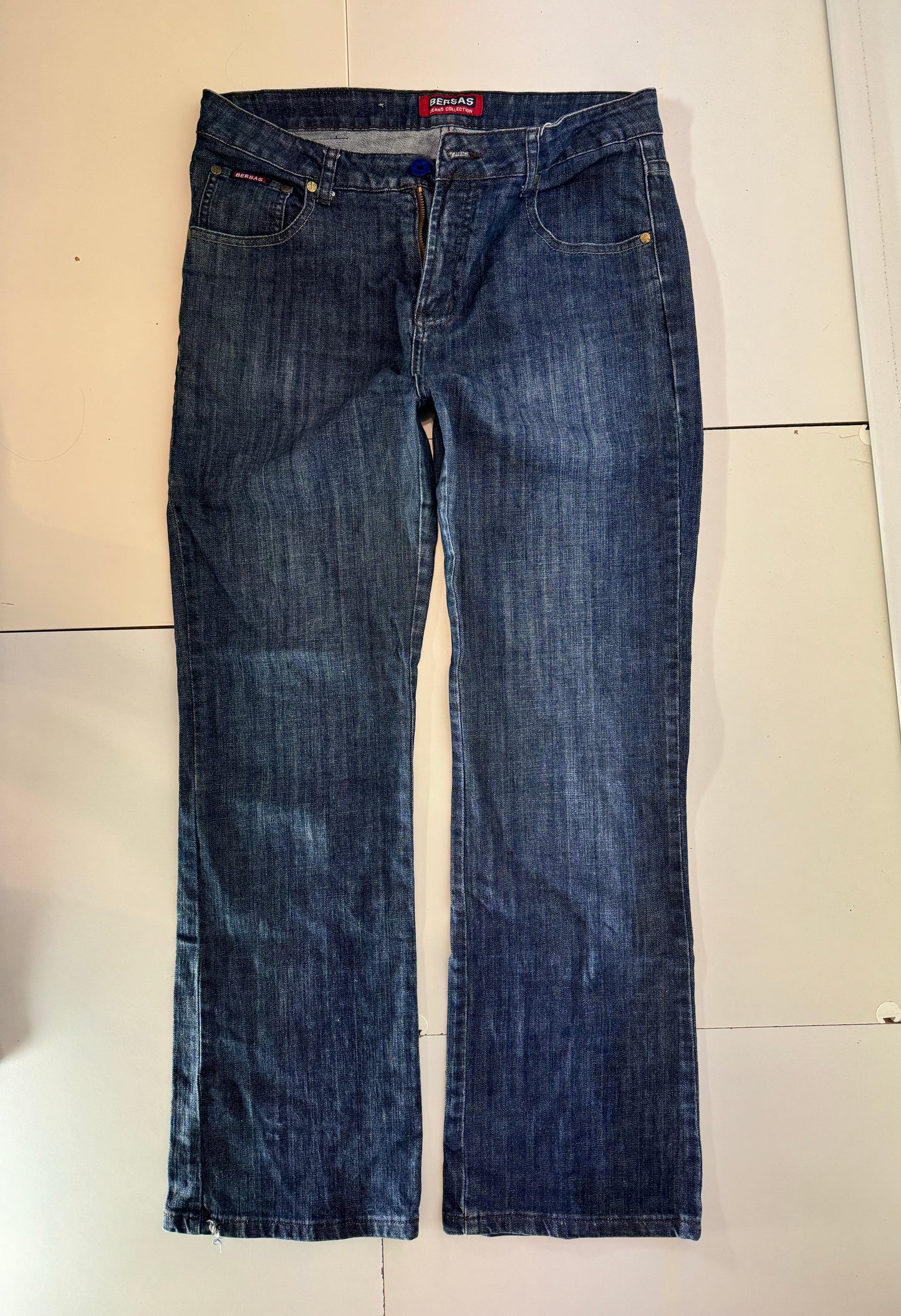 Utsvängda jeans–stl: L