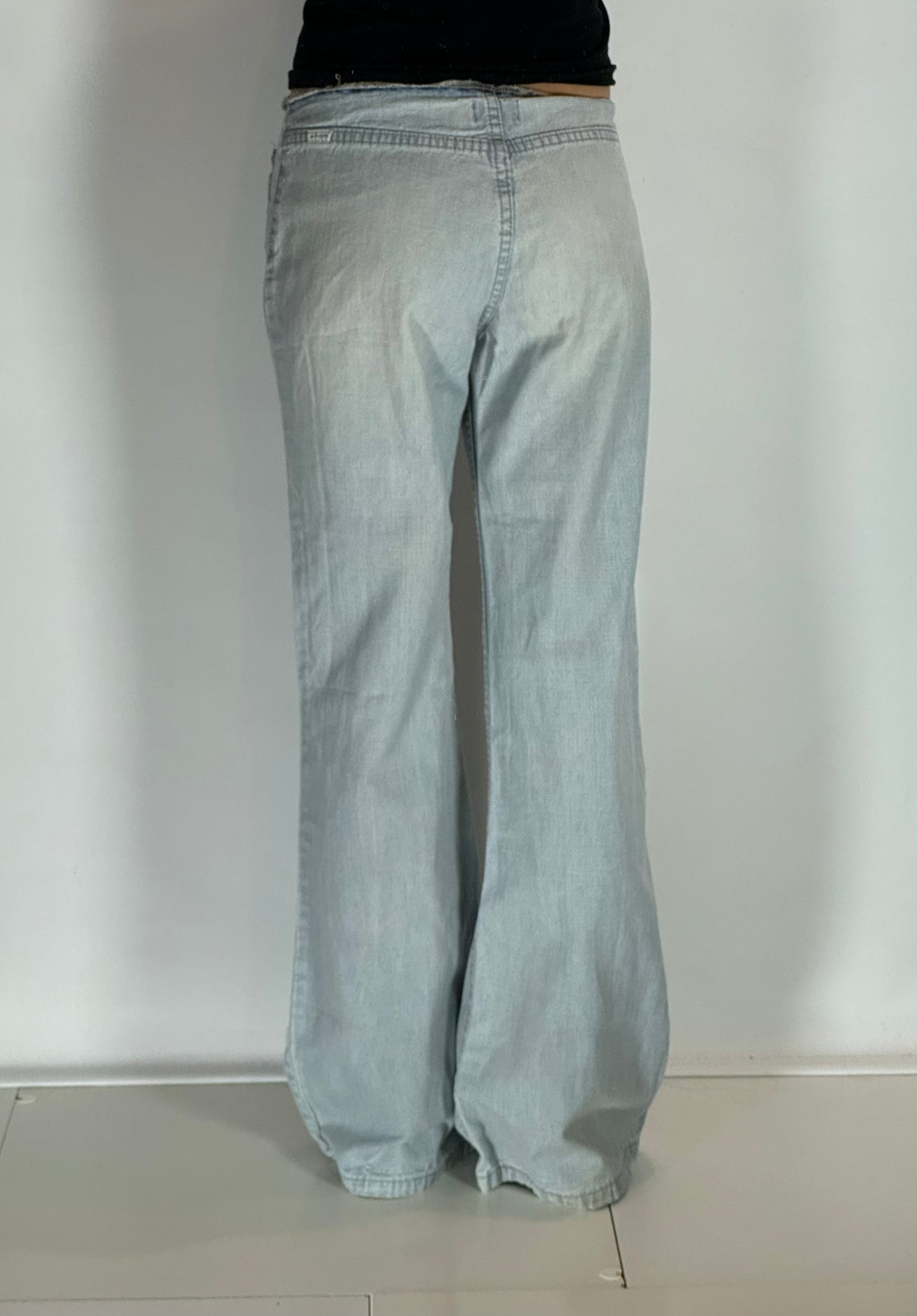 Utsvängda jeans stl: S
