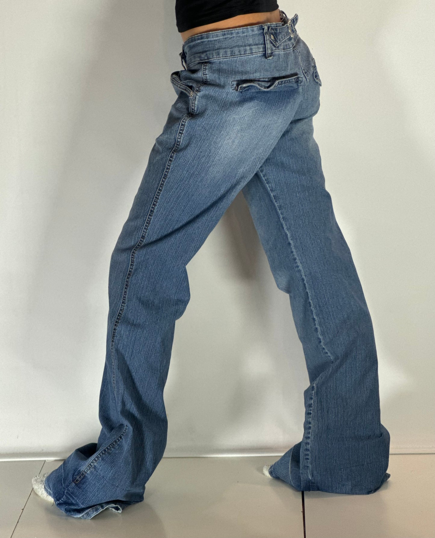 Utsvängda jeans stl: M