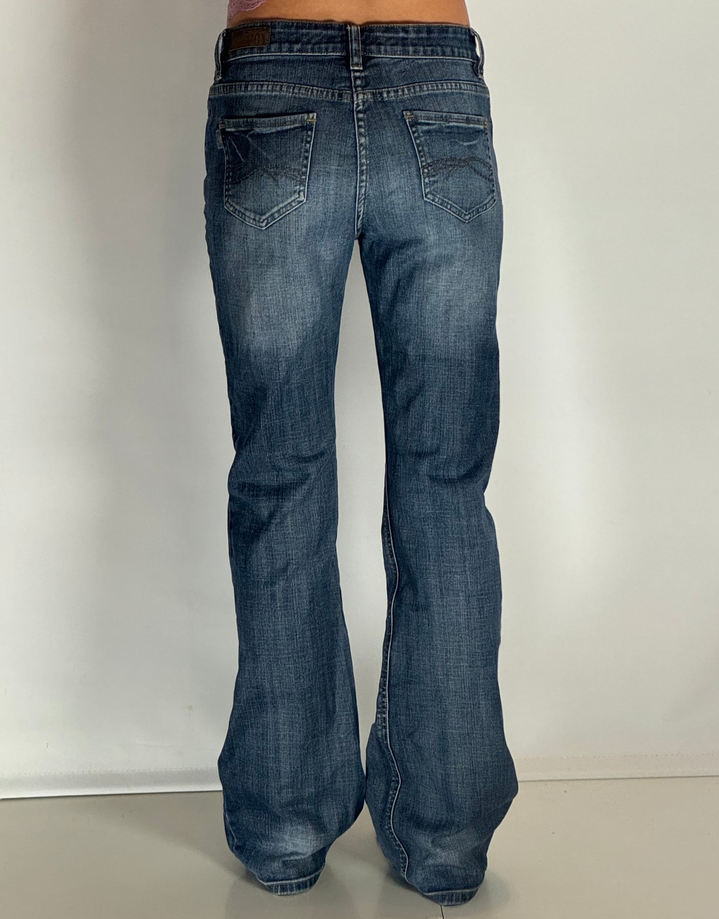 Utsvängda jeans–stl: S