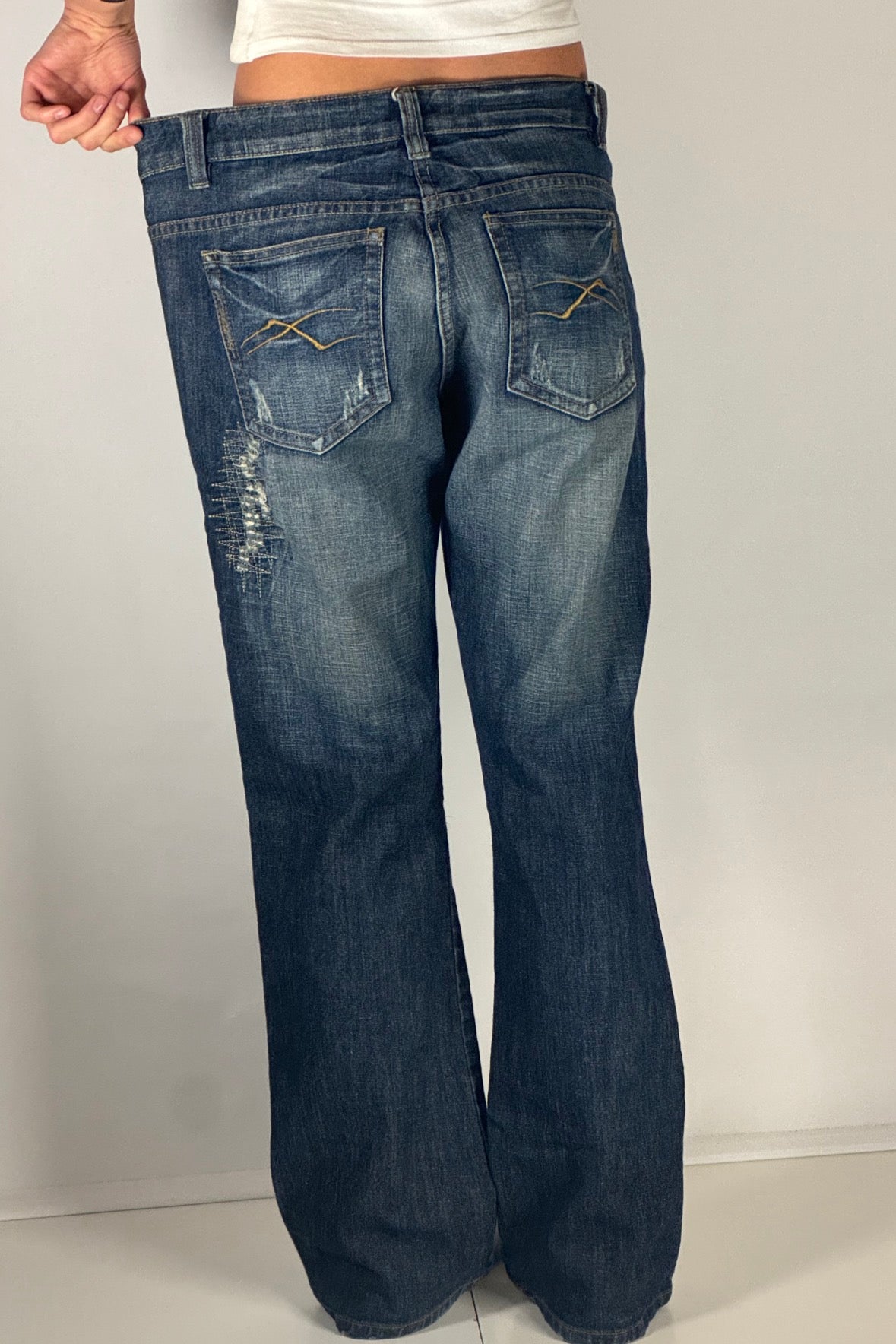 Utsvängda jeans stl: M