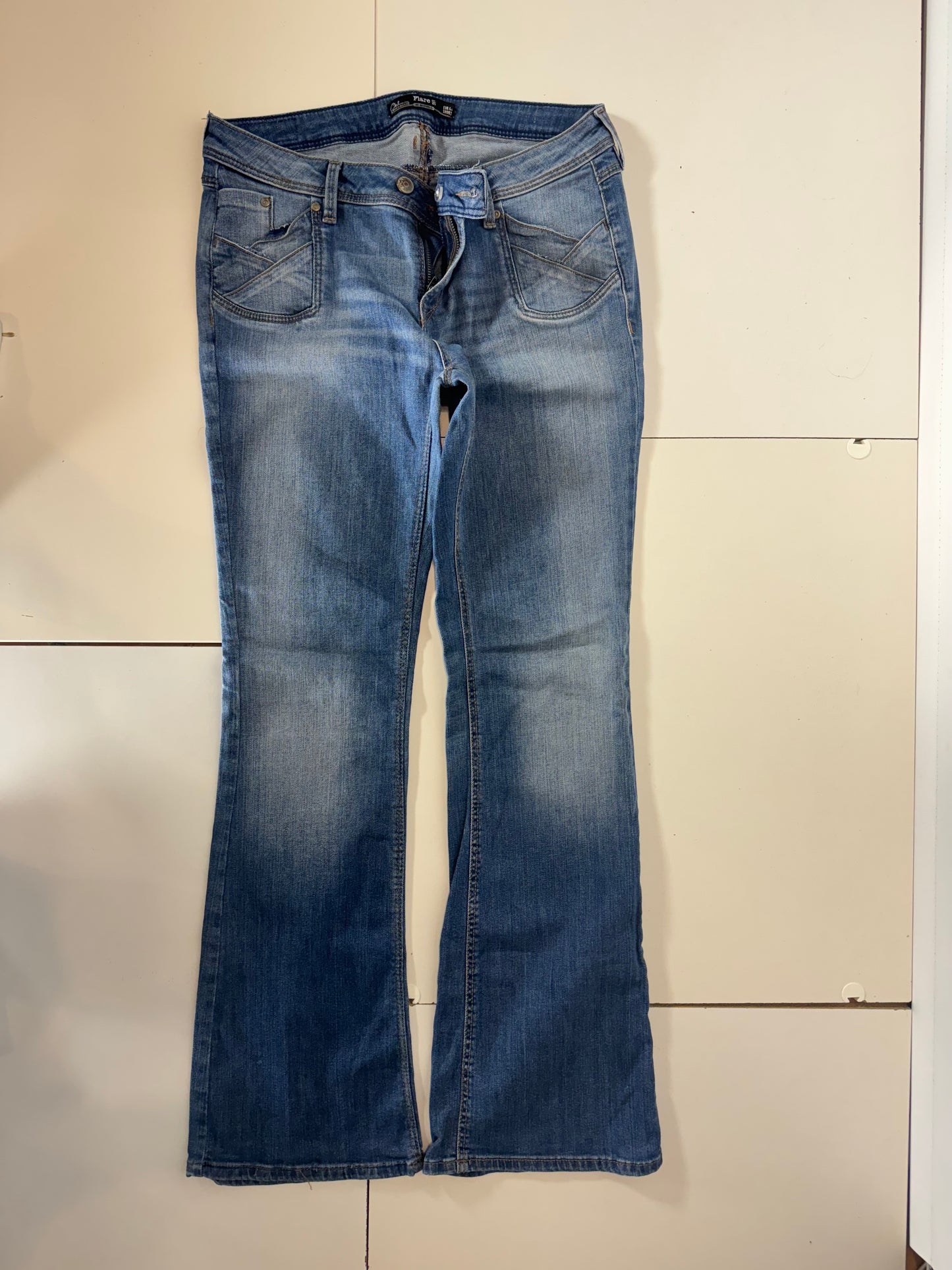 Utsvängda jeans stl: M