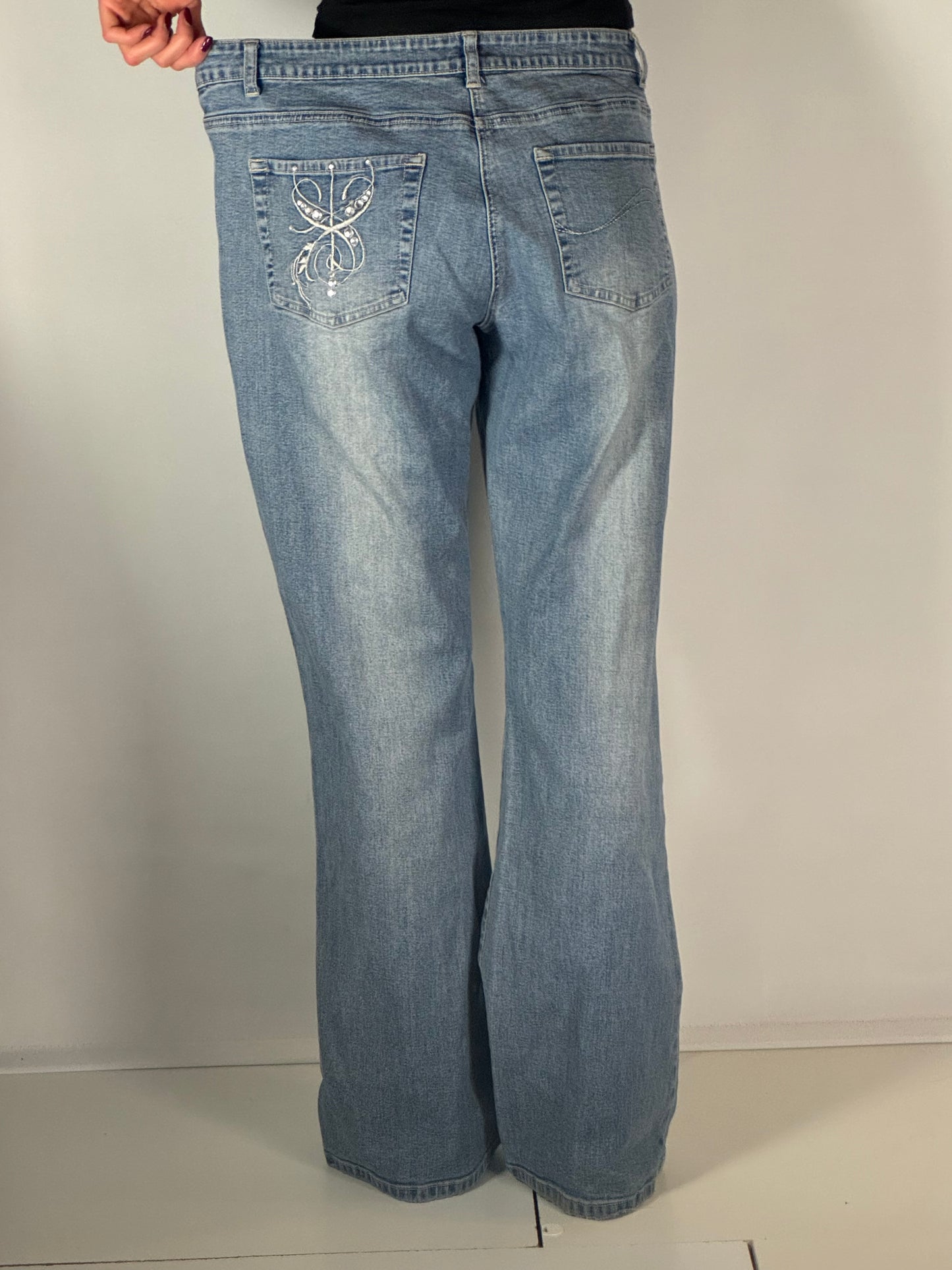 Utsvängda jeans stl: L