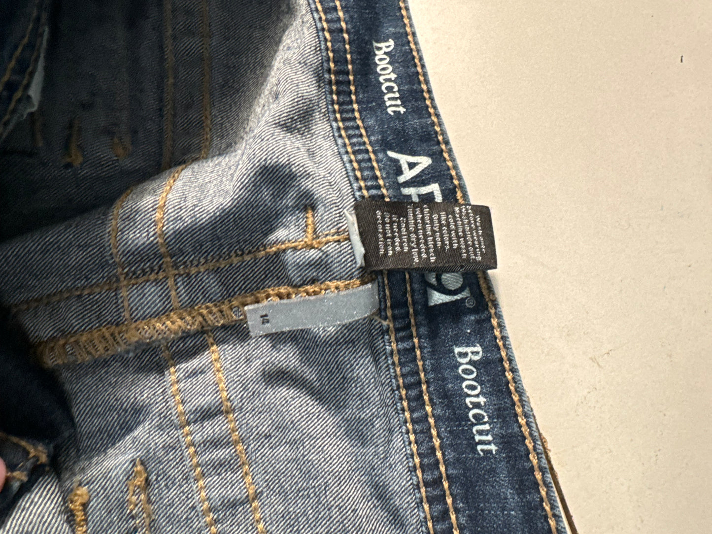 Utsvängda jeans stl: M